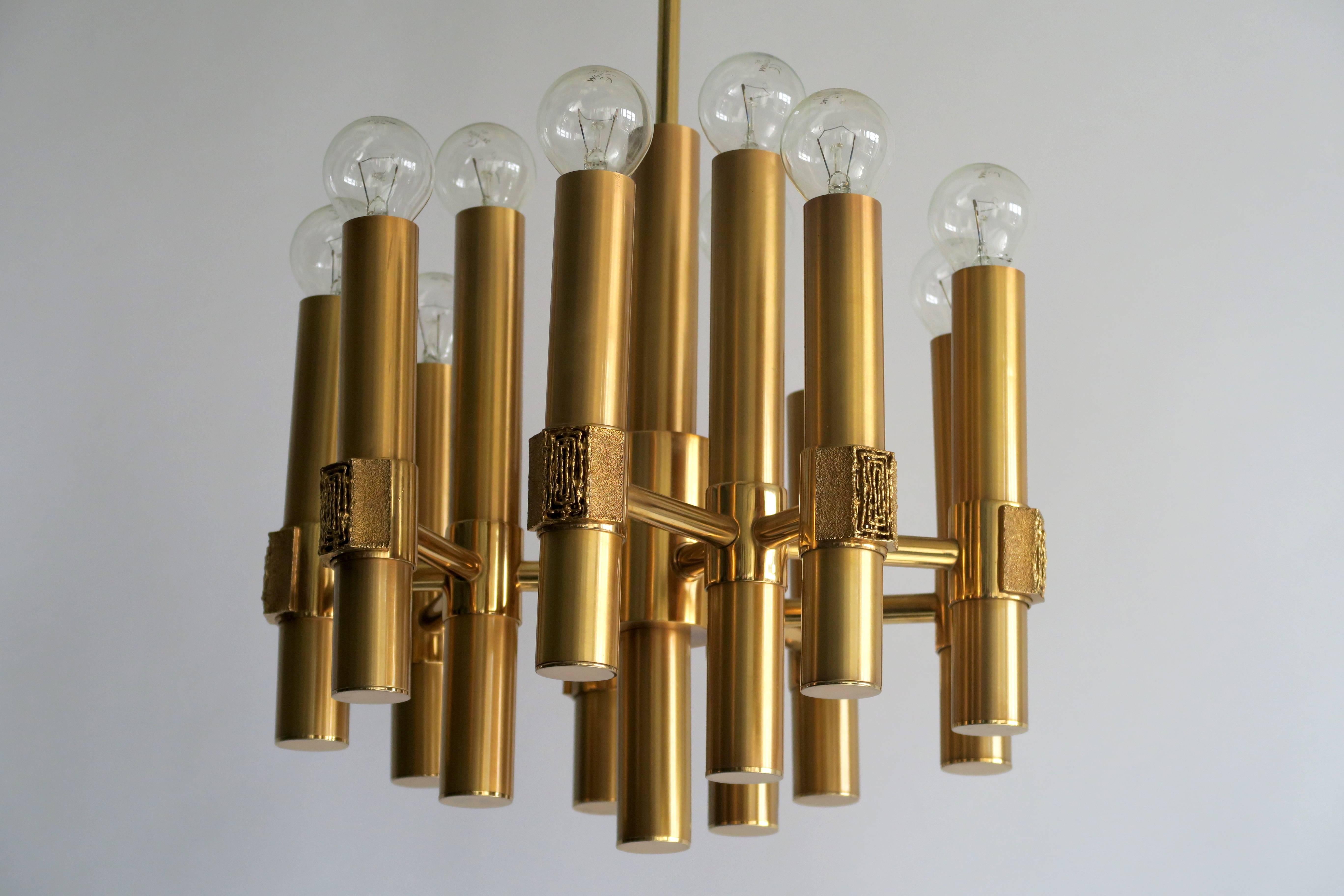 Gaetano Sciolari chandelier in brass and bronze,

with 12 candelabra bulbs.

  