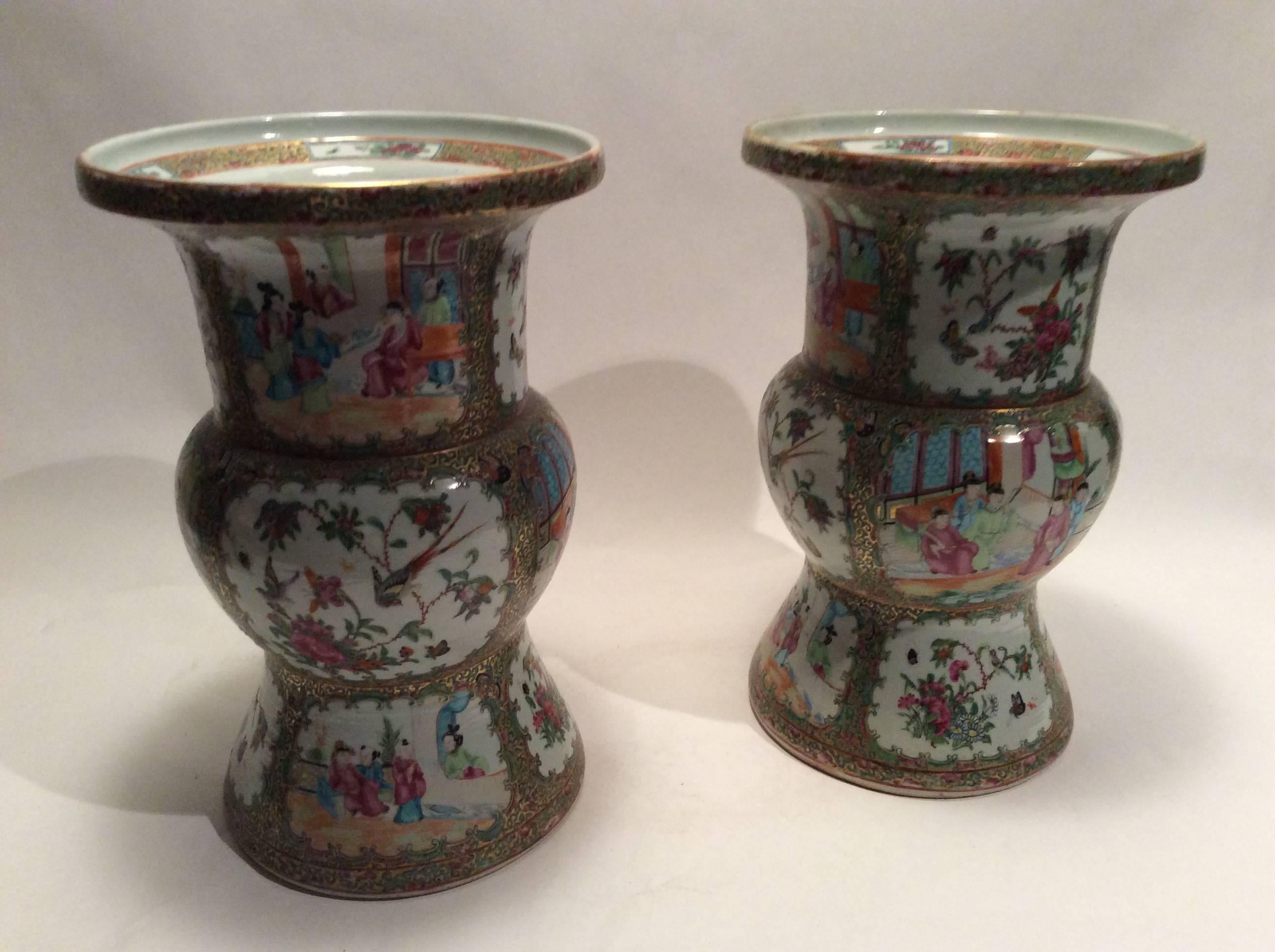 Hand-Painted Pair of 19th Century Chinese Famille Rose Vases For Sale