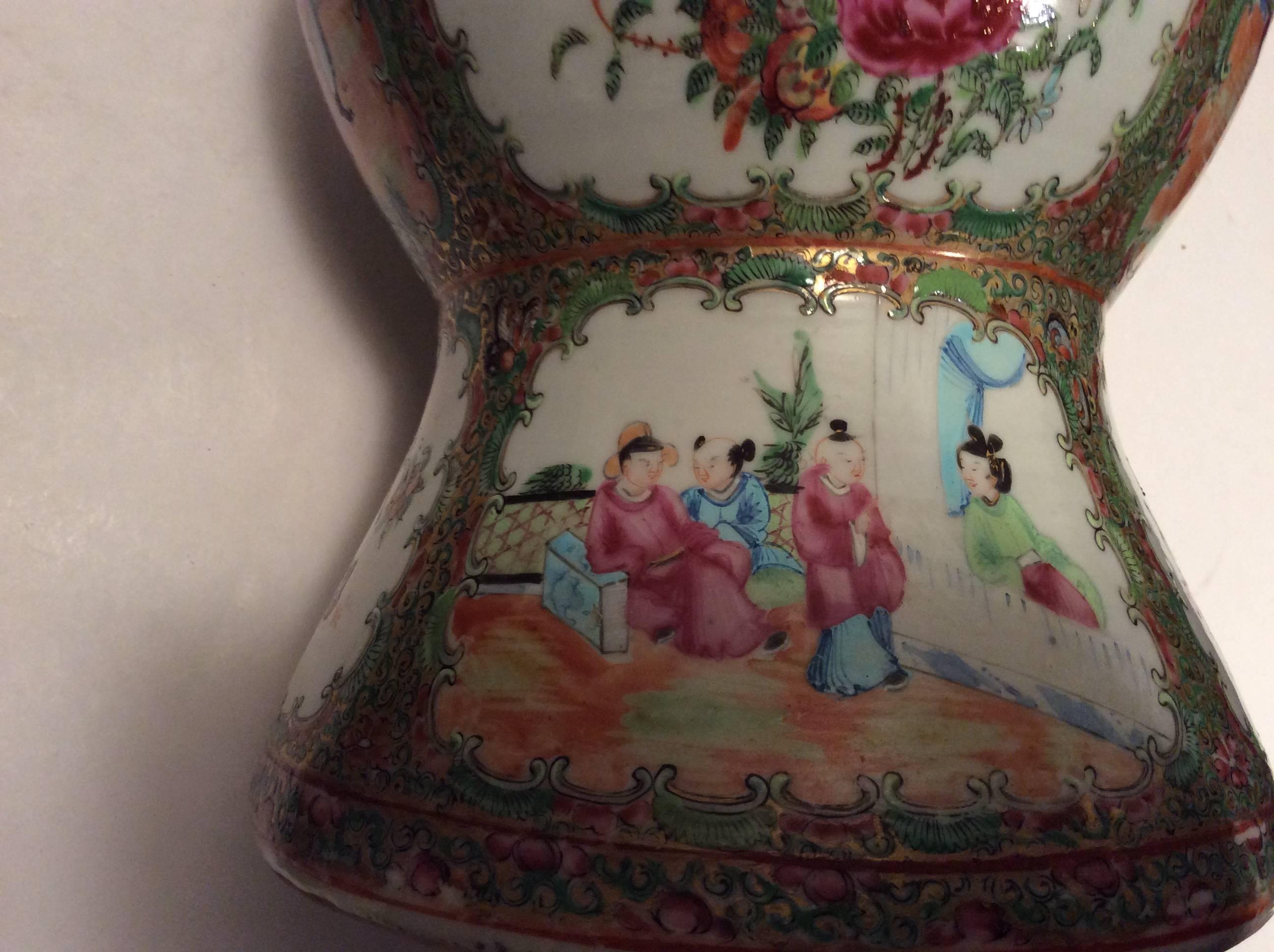 Pair of 19th Century Chinese Famille Rose Vases For Sale 2
