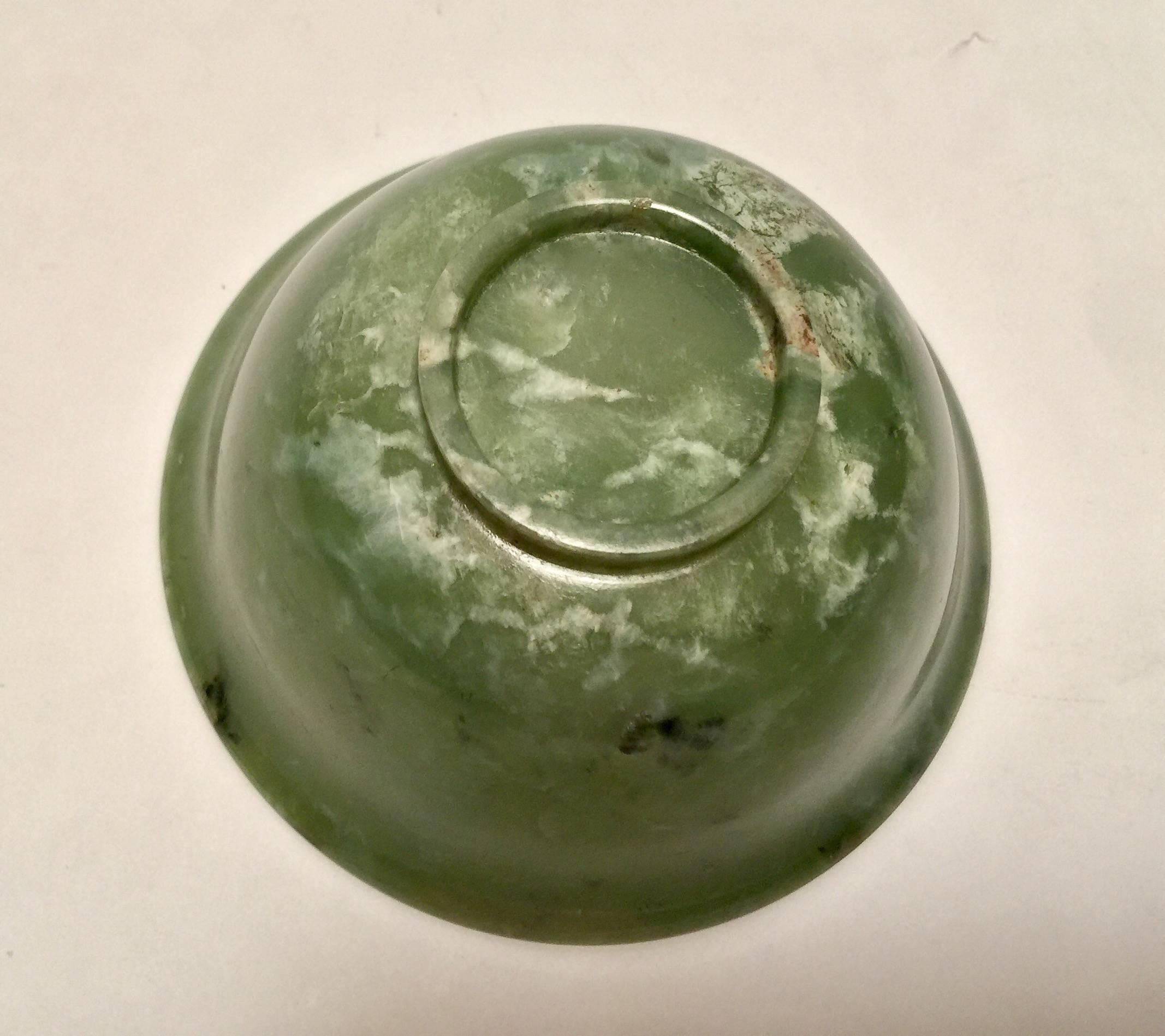 Early 20th Century Chinese Carved Jade Bowl In Excellent Condition In Santa Fe, NM