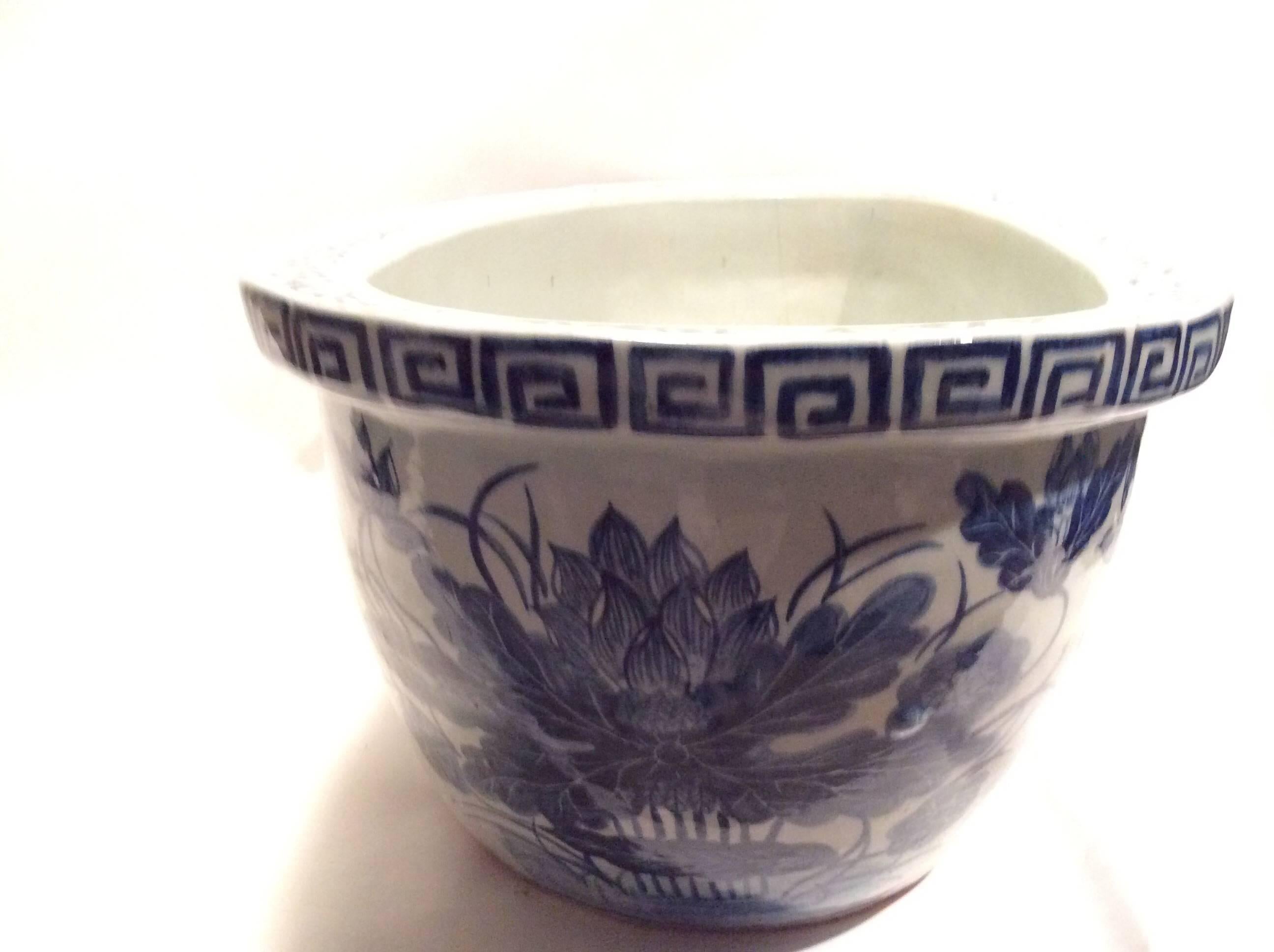 Large Qing Dynasty Footbath Blue and White Vessel In Good Condition In Santa Fe, NM