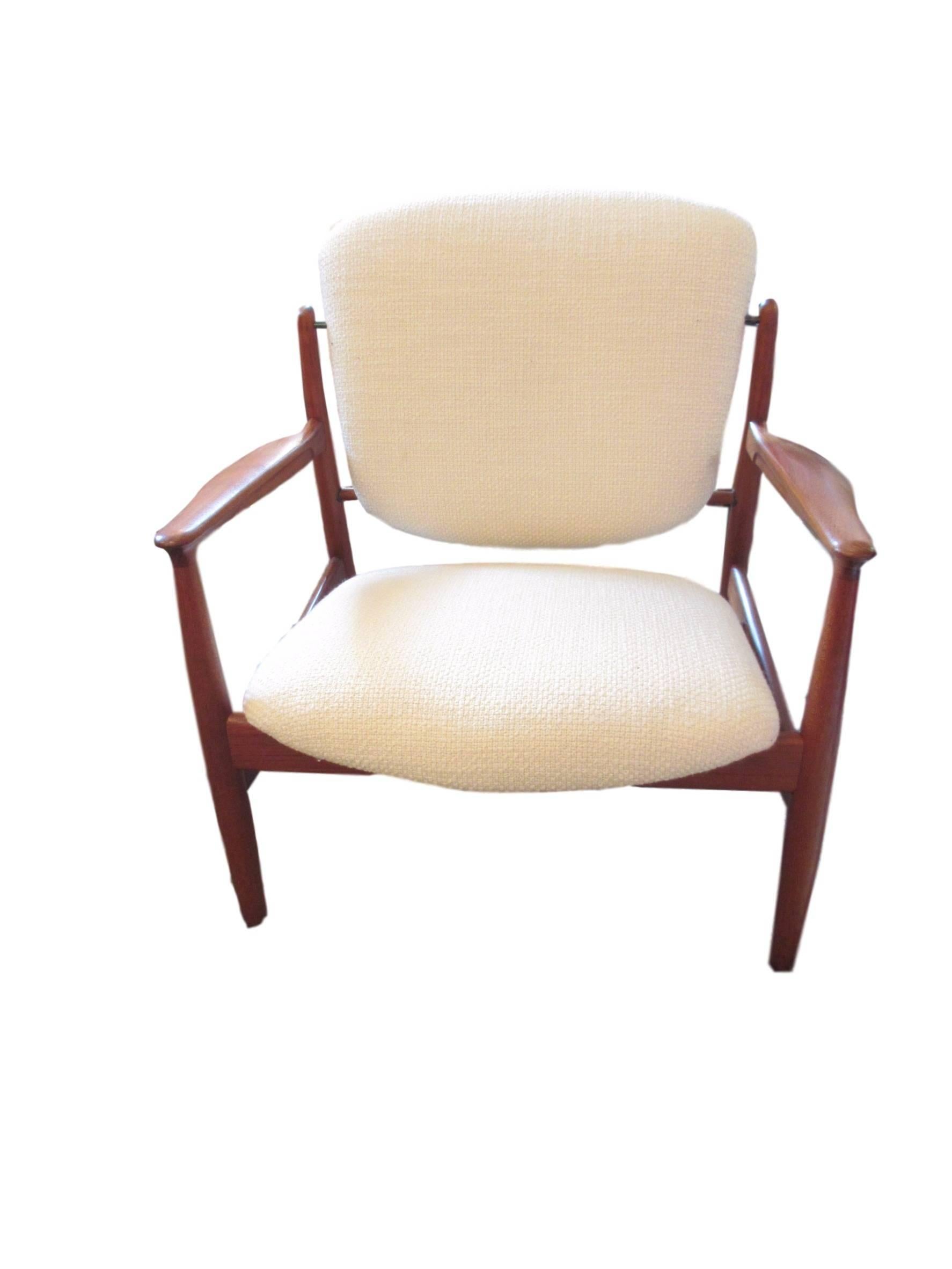 Set of two easy FD 136 chairs by Finn Juhl, Denmark, circa 1950
The off-white fabric is in very good state.