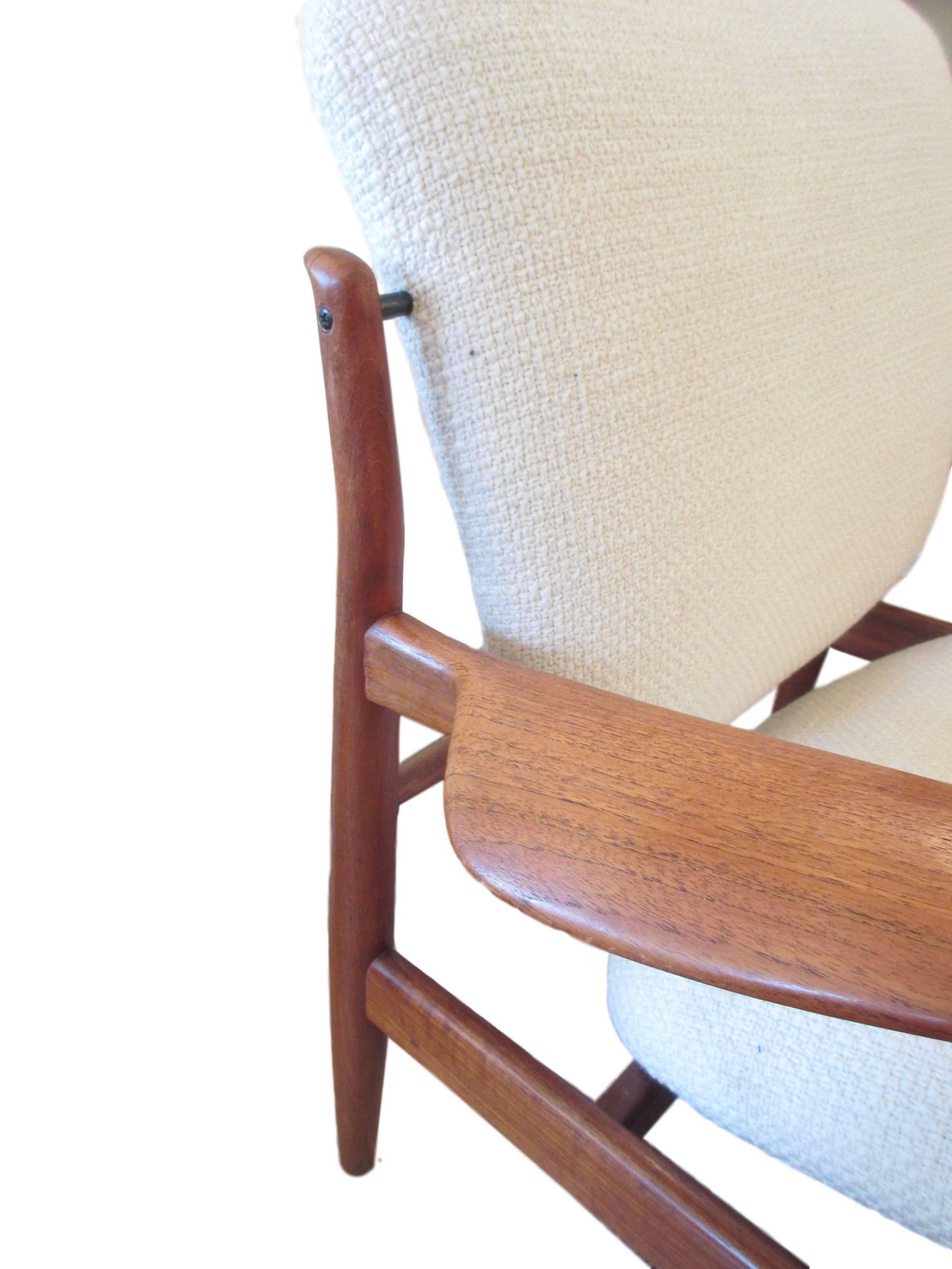 Mid-20th Century Set of Two Easy FD 136 Chairs by Finn Juhl, Denmark For Sale