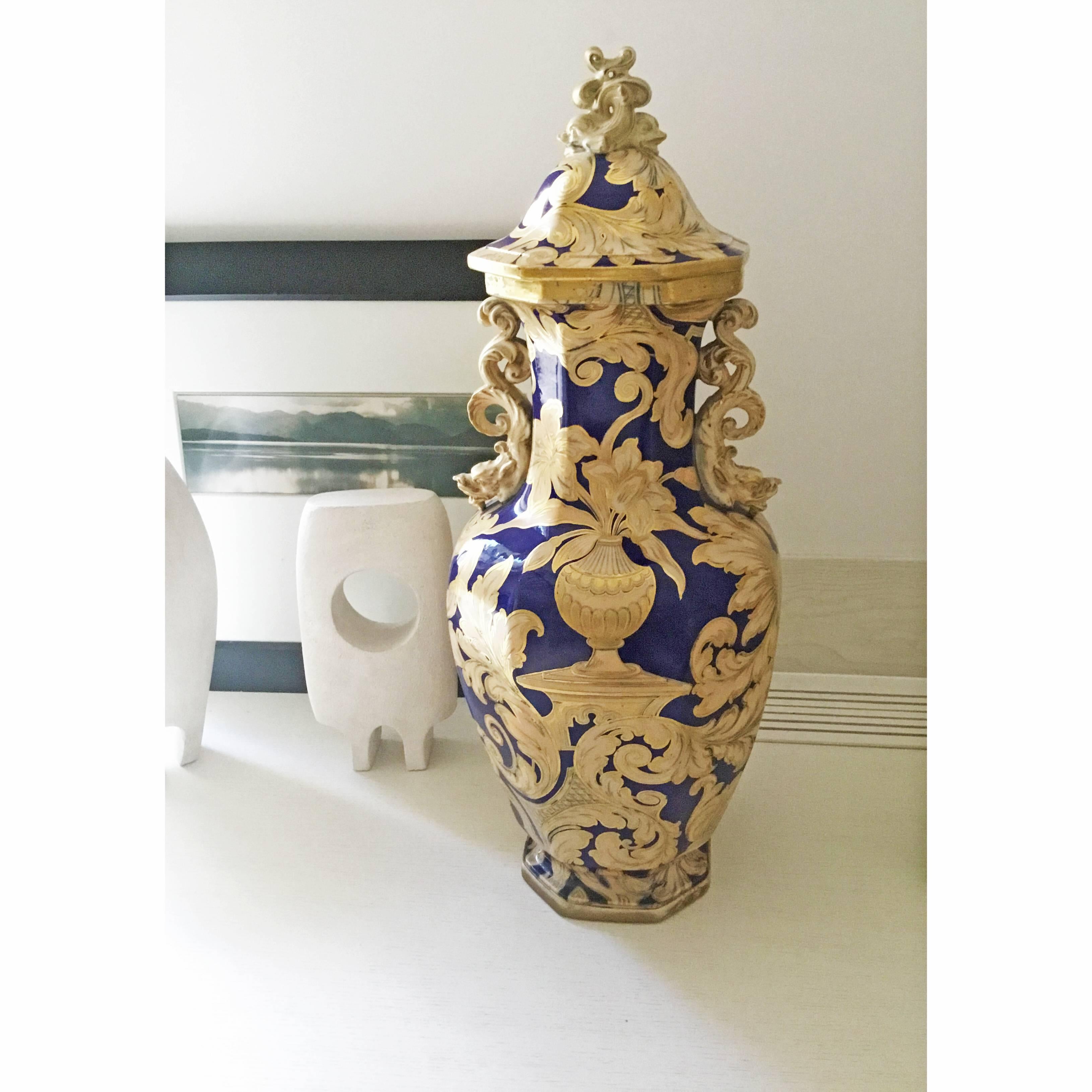 Stunning, highly decorative large oriental style ceramic blue and gold vase, featuring floral motifs with handles and lid. Made in England in 1920's by Spode

63 H x 28 D cm.

Good antique condition.