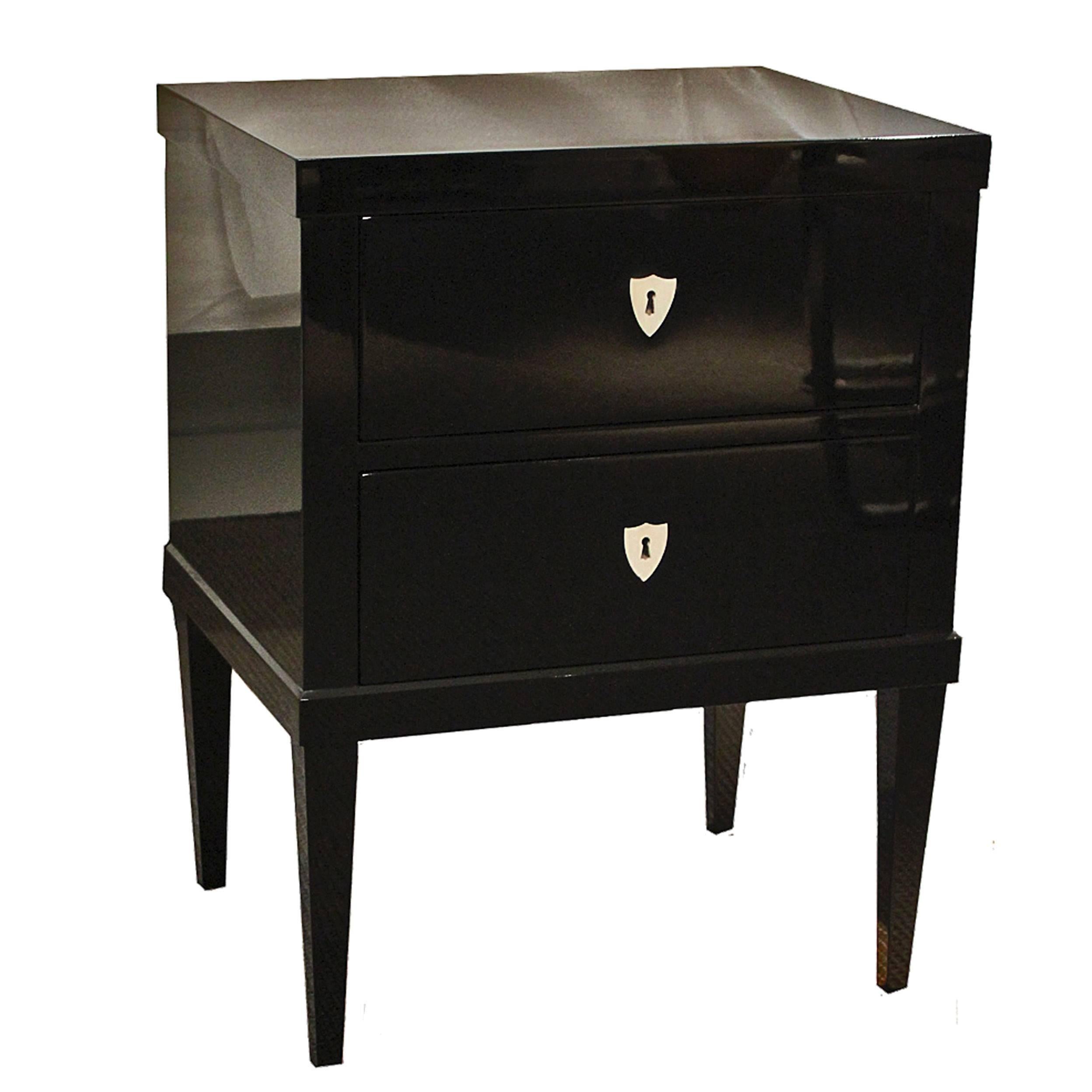 BIEDERMEIER BEDSIDE CABINET

Black (RAL 9004) piano lacquered bedside cabinet with wood lined drawers, horn escutcheons and nickel key locks. Also available in white (RAL 9001) piano lacquered colour finish on request.

W50 x D40 x H70 cm 

Lead
