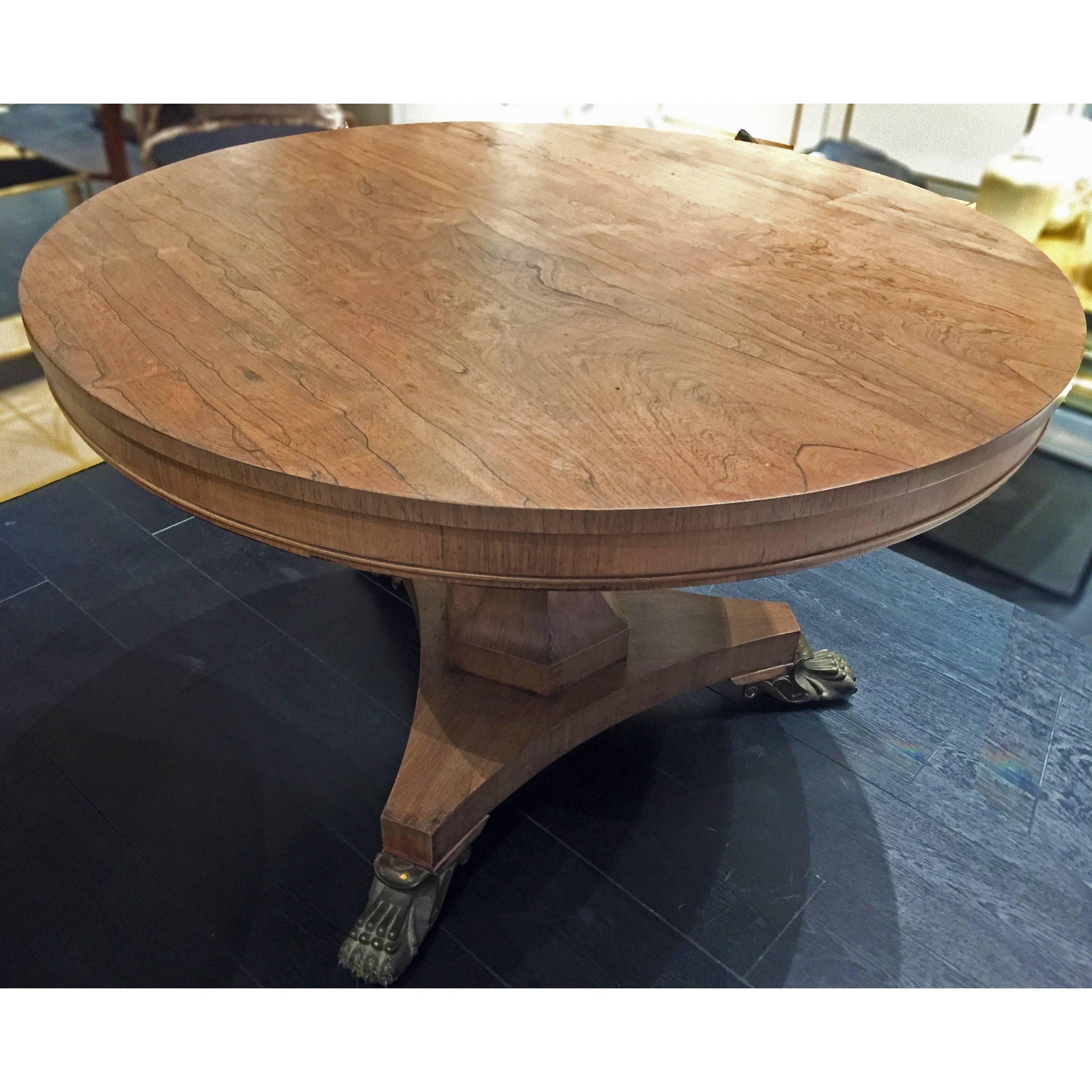 Round Swedish Antique Table in Walnut, from 1910 In Good Condition In London, GB