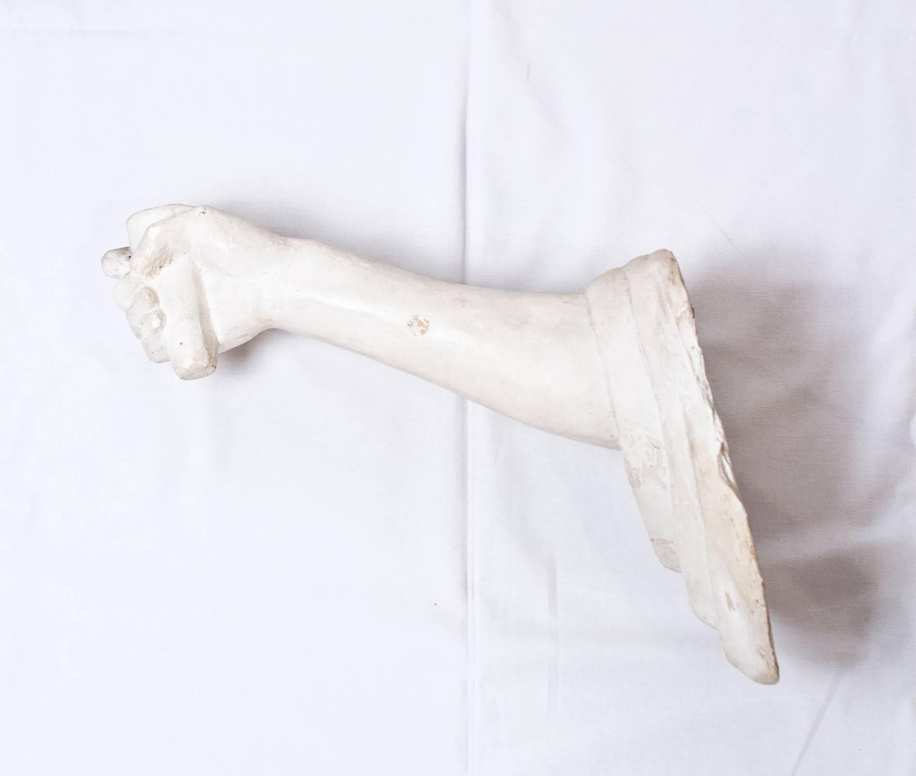 Draped Arm with Closed Hand in Plaster In Good Condition For Sale In Brussels, Brussels