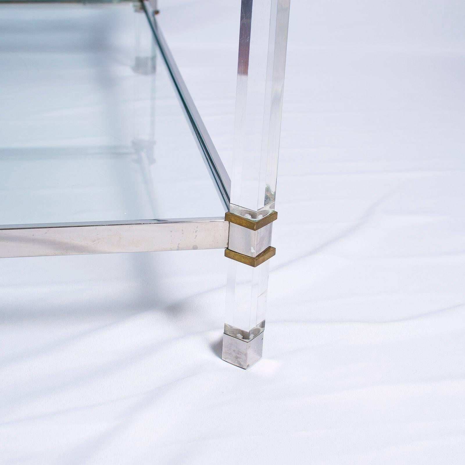 Two-Tier Lucite Brass and Aluminum Coffee Table In Good Condition In Brussels, Brussels