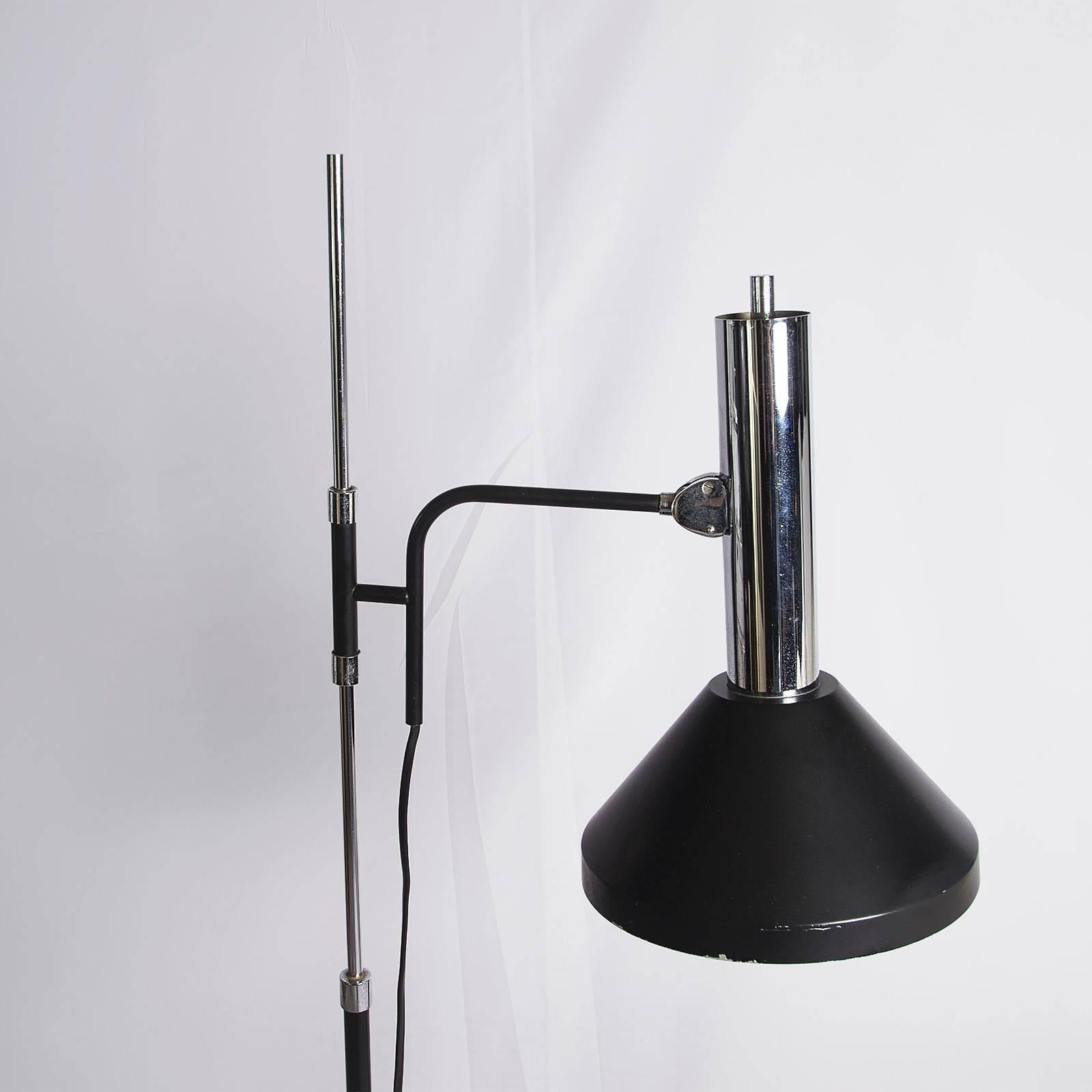 Black and Chrome Adjustable Floor Lamp In Good Condition For Sale In Brussels, Brussels