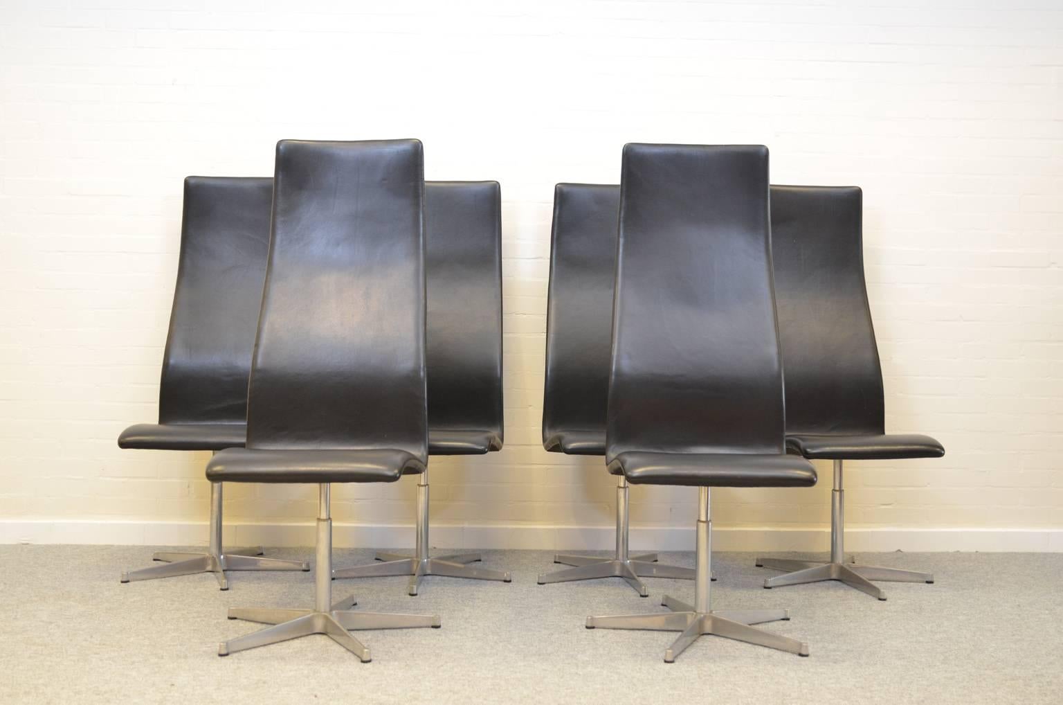 Set of six Oxford chairs with black leather seating by Arne Jacobsen for Fritz Hansen. Designed for the St. Catherine´s College in Oxford, which was also designed by Arne Jacobsen. Chairs are completely original and in a very good condition and