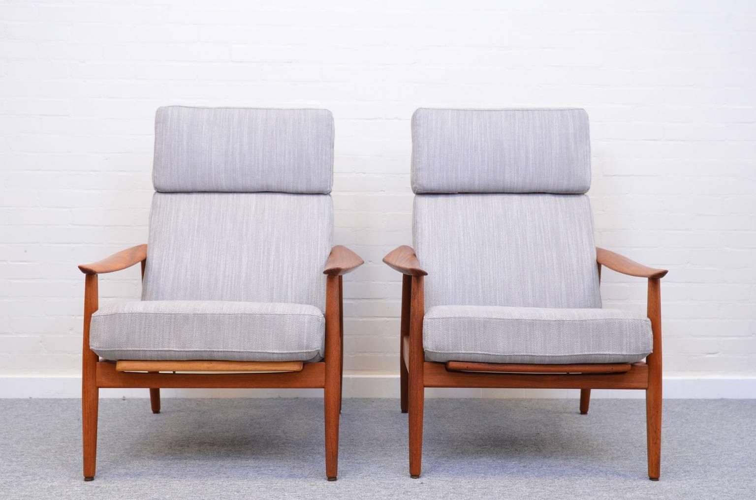 Lounge chair FD 164 in teak by Arne Vodder with reclining backrest (3 positions). For one of the chairs the wooden frame of the seat has been replaced. Cushions are original and newly upholstered.