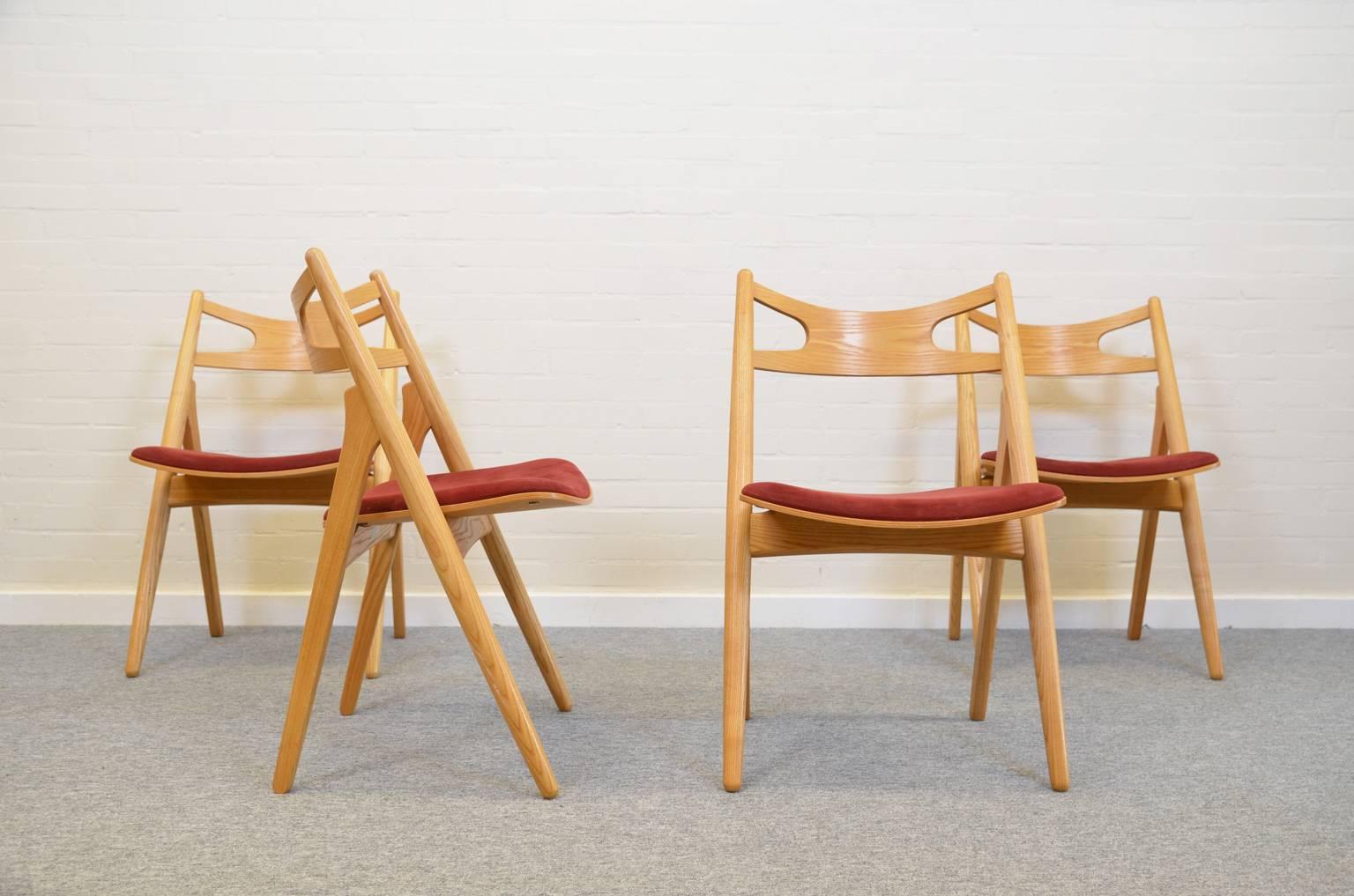 Original design of the sawbuck chair is from 1952. These four chairs are from a more recent date. An elegant chair that sits very comfortable.