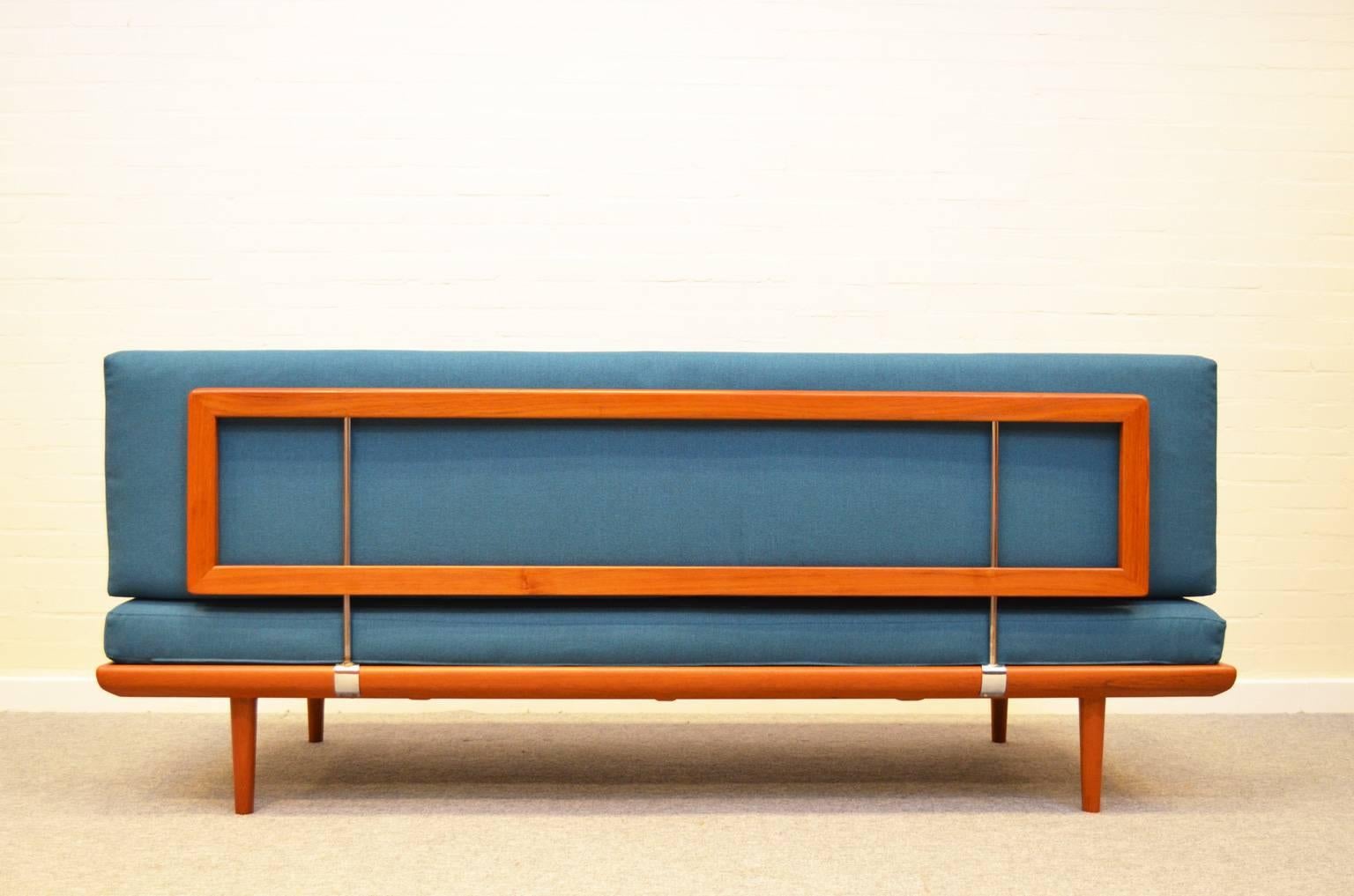 Beautiful and simple daybed by designer duo Peter Hvidt and Orla Mølgaard-Nielsen for France & Son. De original cushions have been reupholstered and there is a repair to the backrest (image 8). A matching table is coffee available.