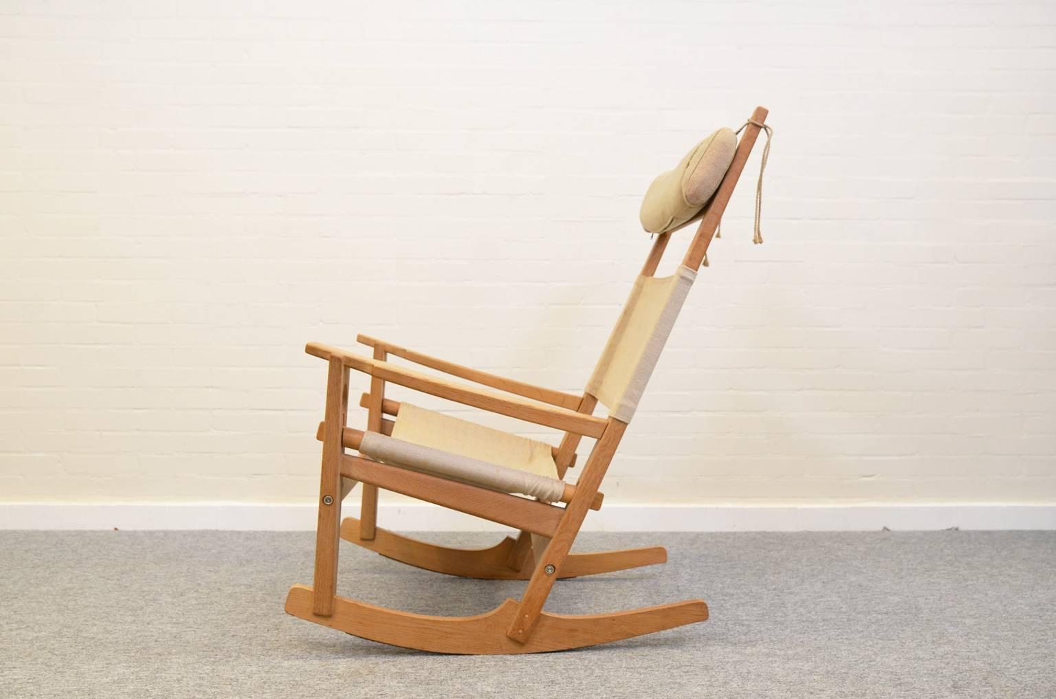Rocking chair (model 673) is designed by Hans J. Wegner and manufactured by GETAMA A/S, Denmark. The chair has an unique shaped frame made of oak, which shows immediately why the chair is named Keyhole.
The chair is in a good condition, the fabric