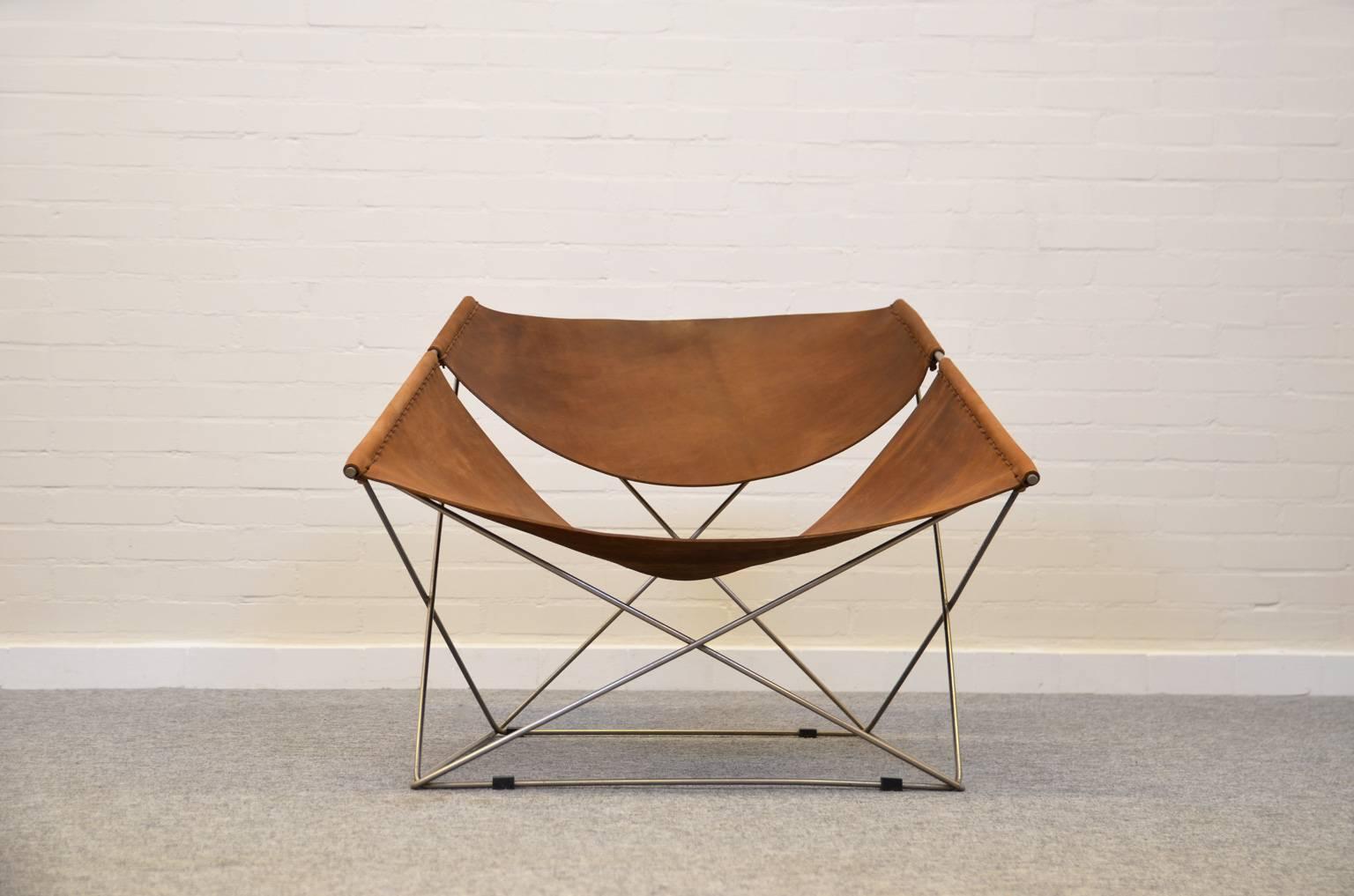 Pierre Paulin designed the butterfly chair (model F765) for the Dutch manufacturer Artifort. A clever design of two leather pieces hanging in a crossed tubular metal frame. The leather seating is renewed and the frame shows some corrosion.