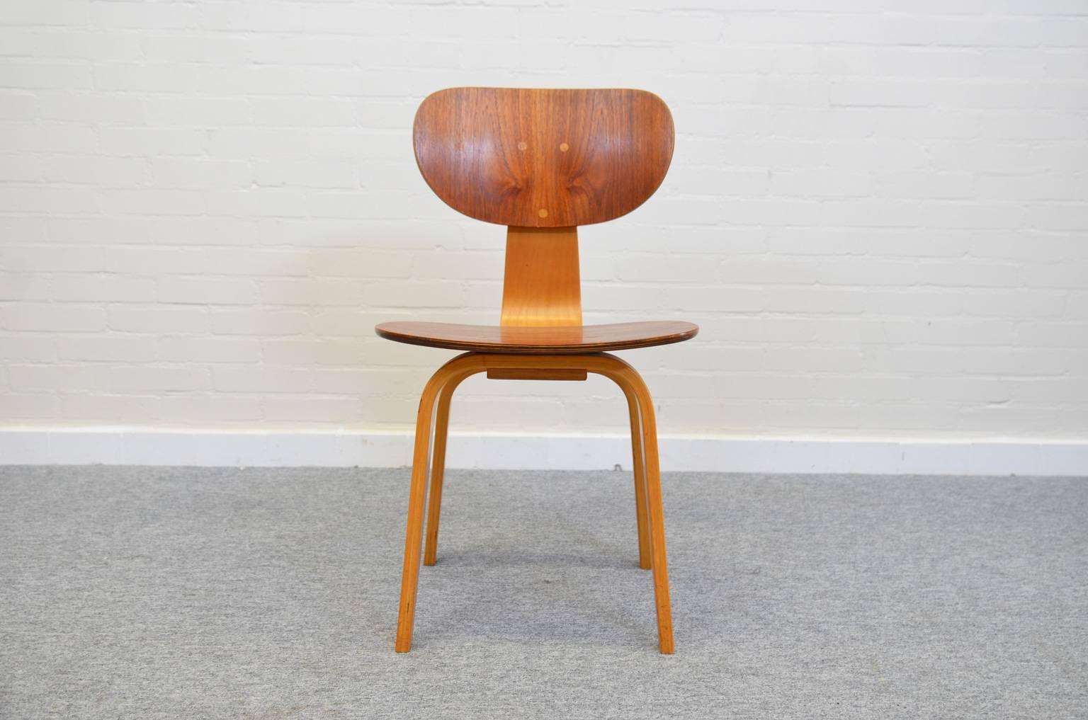 Definitely inspired by the new techniques used in the United States, Braakman designed the SB02 in 1952. The chair is made of birch, the bent plywood backrest and seat are finished with teak veneer.