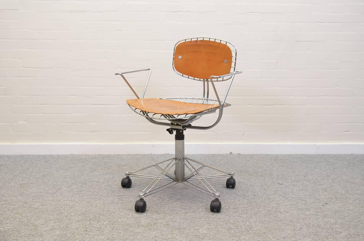 Special (and winning) design from Cadestin & Laurent for the center Pompidou in Paris. Leather seat and back pad are in a very good condition and showing a nice, age related patina. De backrest is adjustable in height and depth.
