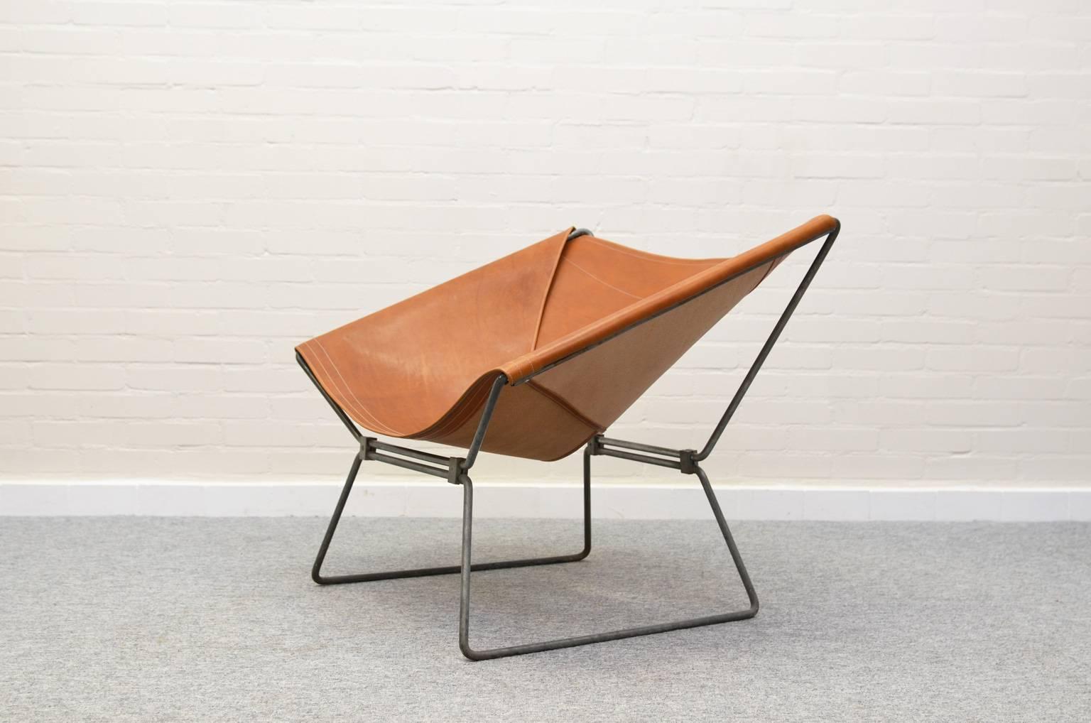 This chair (model AP14) was designed by French designer Pierre Paulin in 1954 for A. Polak, a Dutch furniture manufacturer. The frame consists of two pieces of tubular steel, hold together by steel clips. The original seating is replaced by