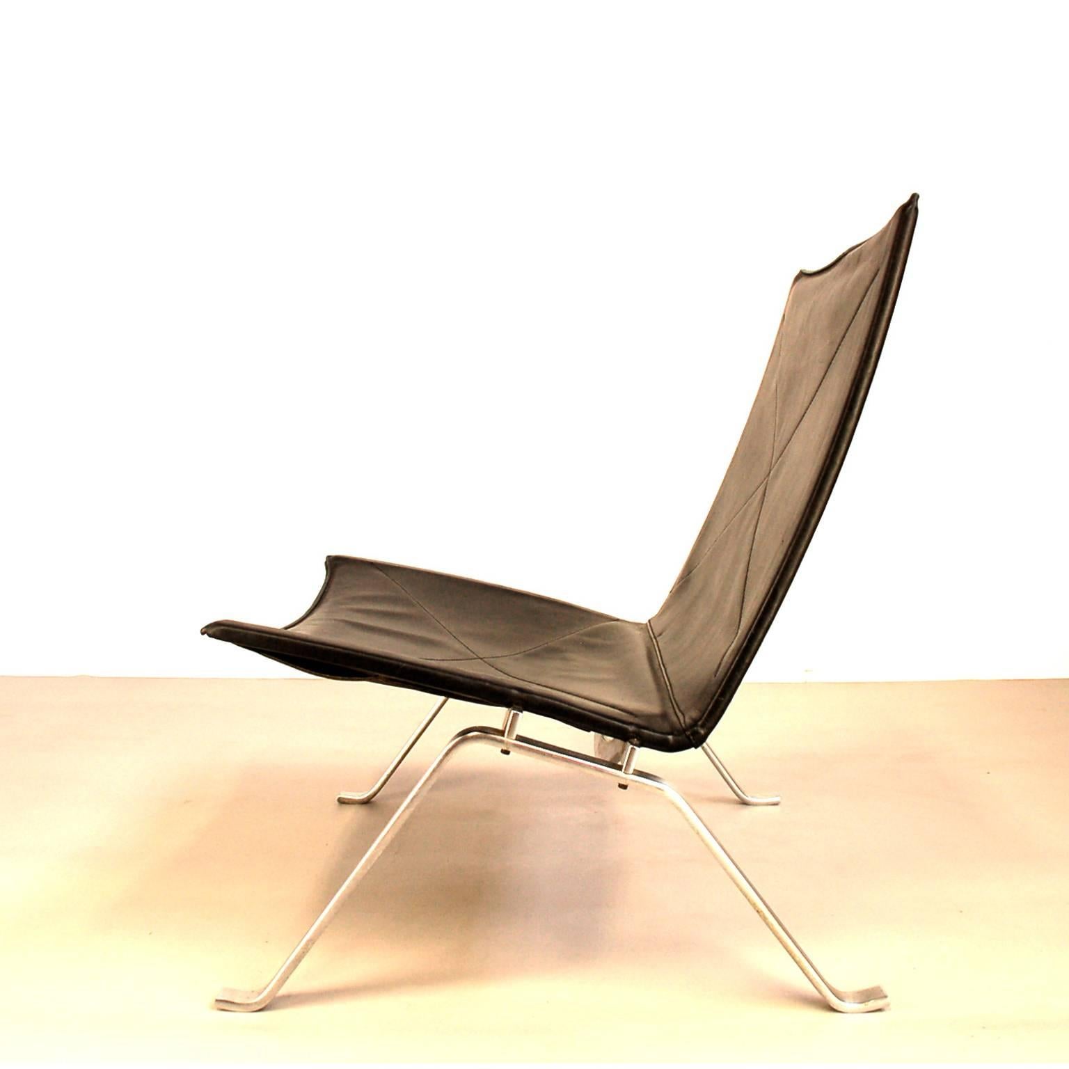 The PK22 lounge chair by Poul Kjaerholm and made by Fritz Hansen (in the year 1984-early production). One of the icons of Danish design. This version has black leather upholstery. The frame is in solid brushed steel with makers mark engraved.

The