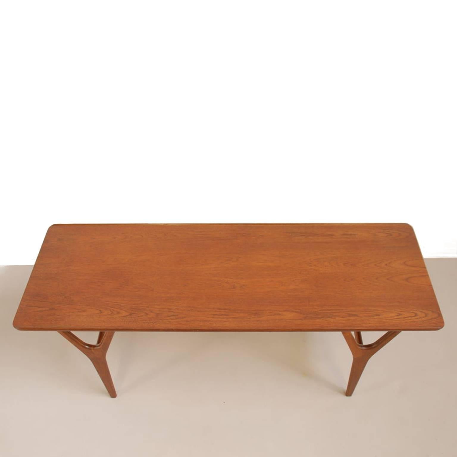 Teak coffee table with upstanding rim and nicely detailed legs. Designed by Kurt Ostervig in 1957 and made by Jason Møbler.