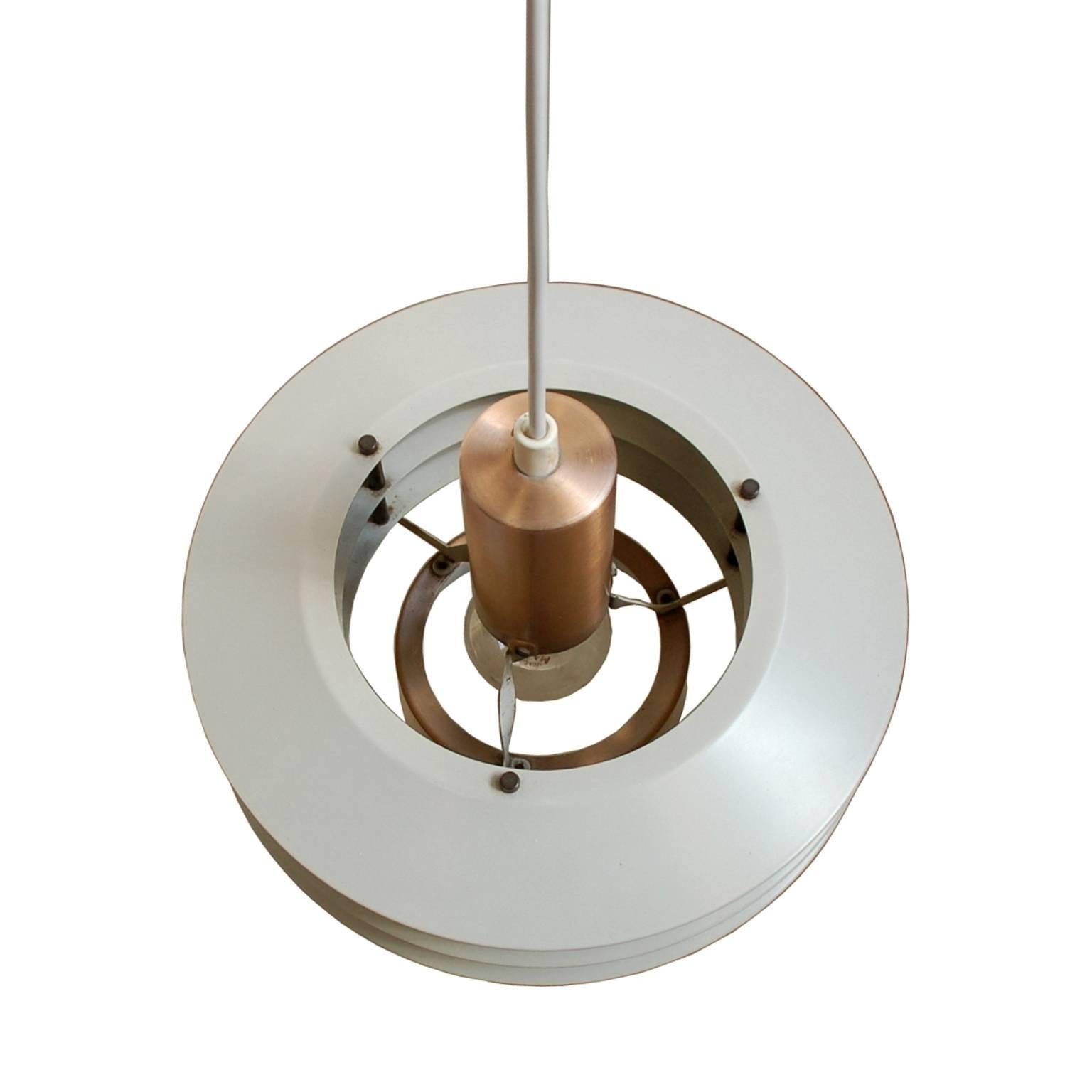 Medium sized pendant light in an excellent combination of copper and white lacquered metal. The lamp has a very bright look, even when switched off. Overall it remains in a good vintage condition with brand new wiring and some normal traces of use.