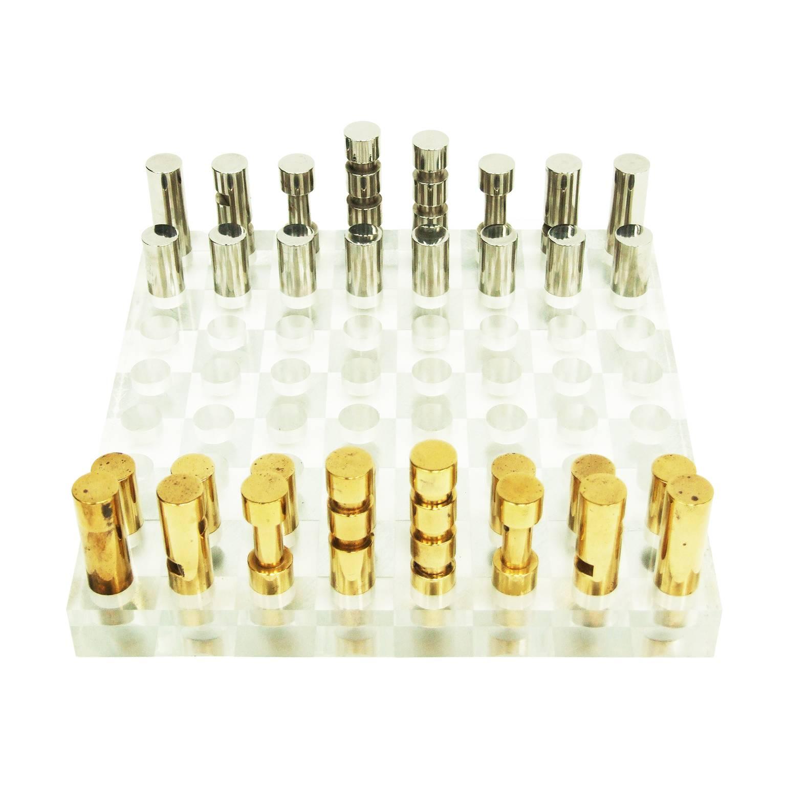 1970s chess set designed and manufactured in France.

Solid polished brass and steel cylindrical chess pieces.

Lucite chessboard.

Measures: H 6cm x L 20cm x W 20cm.