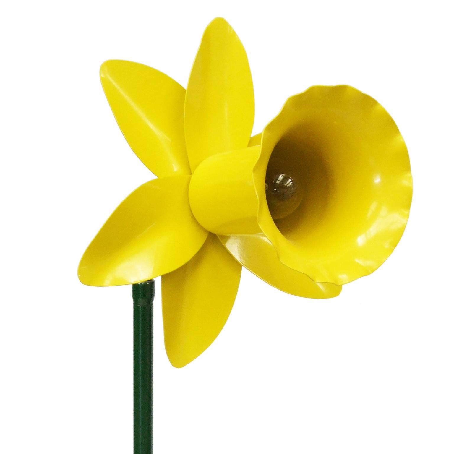 1980s flower floor lamp designed by Mike Bliss for Bliss, UK.

Green and yellow metal daffodil design.

Directional lamp shade.

Measures: H 178 cm x L 32 cm x W 30 cm.