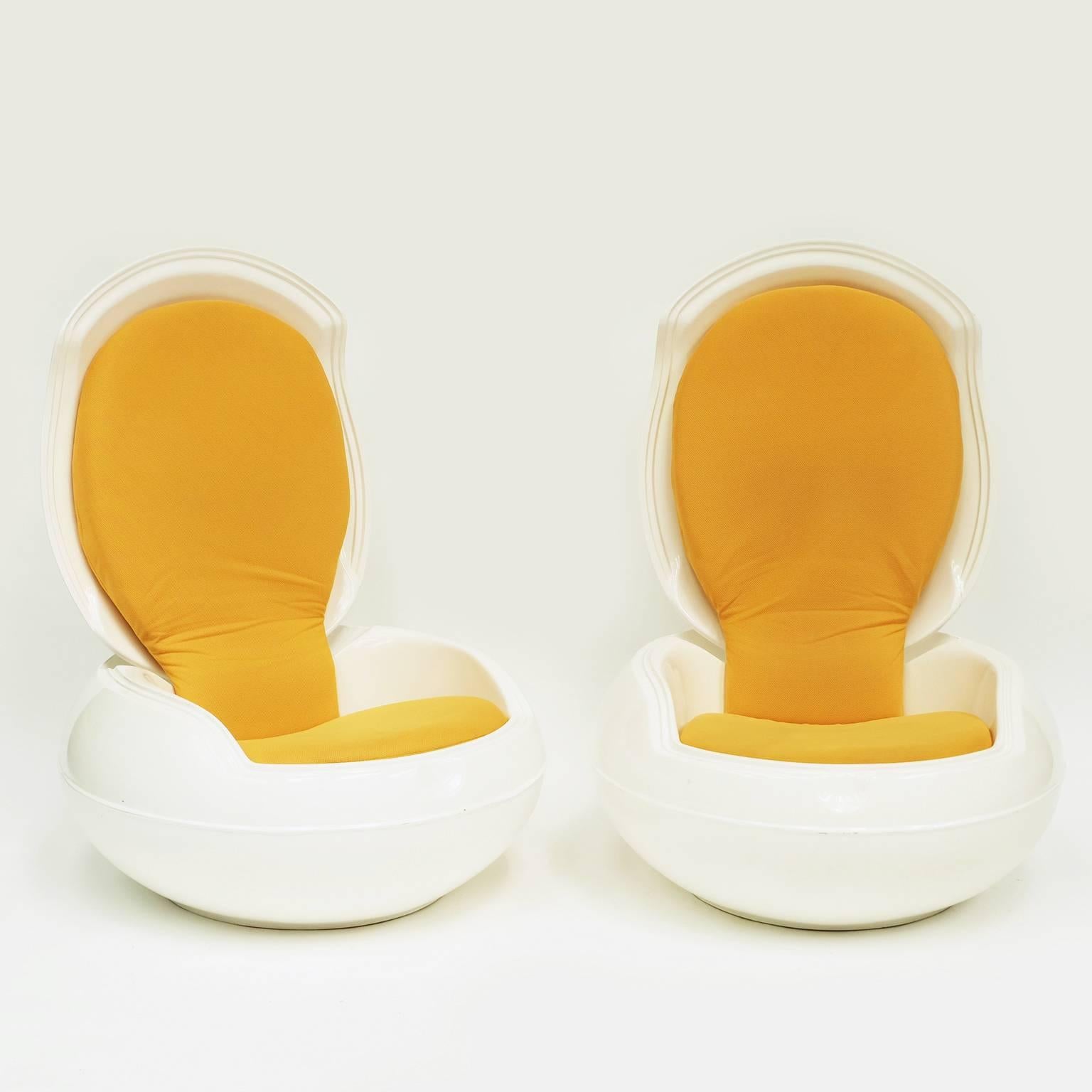 Garden egg armchair designed by Peter Ghyczy for Reuter Products, Germany, 1968.

White fiberglass shell upholstered in orange fabric.
1960s edition.
 
Measures: H 107cm x W 84cm x D 74.

