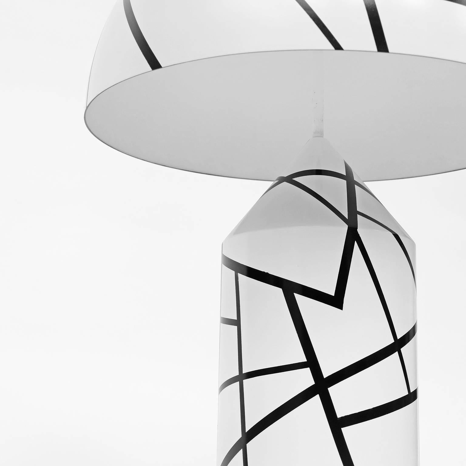 Large table lamp designed by Vico Magistretti for Oluce, Italy, 1977. 

This lamp has a rare and unusual postmodernist Op Art black and white geometric design very much in the Memphis style.

Dimmer switch.

Measures: H 72cm x D 50cm.
  