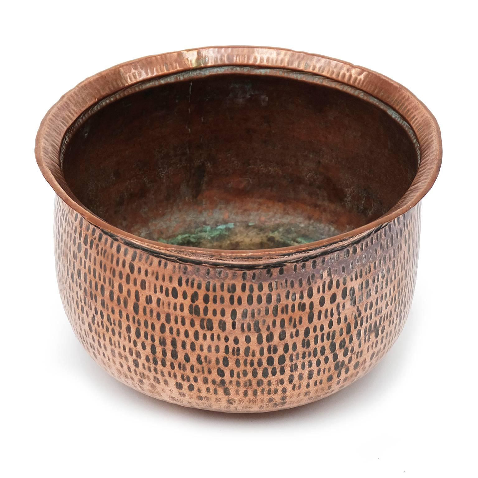 1950s copper planter designed and manufactured in the UK.

Hammered copper pattern.

Measures: H 18 cm x D 28 cm.