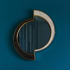 Espejo Media Luna, Mármol Nero Marquina/Carrara y Latón Cepillado, de Lara Bohinc