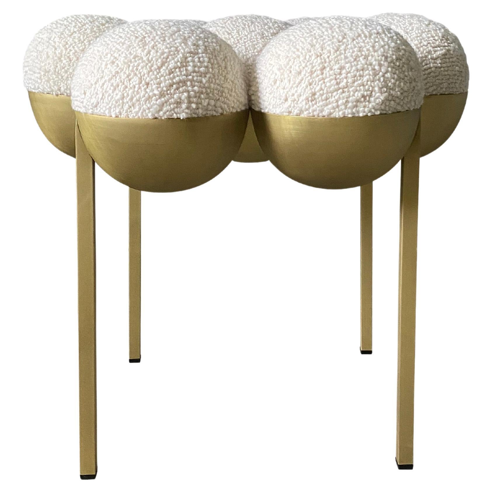 Saturn Pouffe klein, Gestell aus Messing und elfenbeinfarbenem Stoff von Lara Bohinc