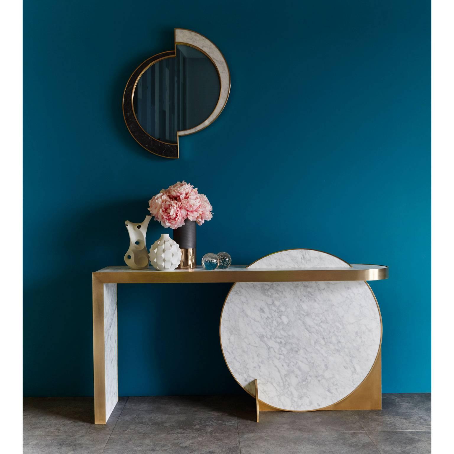 Moderne Miroir demi-lune, marbre Nero Marquina/Carrara et laiton brossé de Lara Bohinc en vente