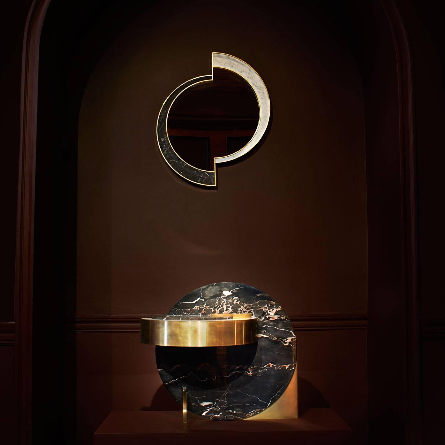 Brossé Miroir demi-lune, marbre Nero Marquina/Carrara et laiton brossé de Lara Bohinc en vente