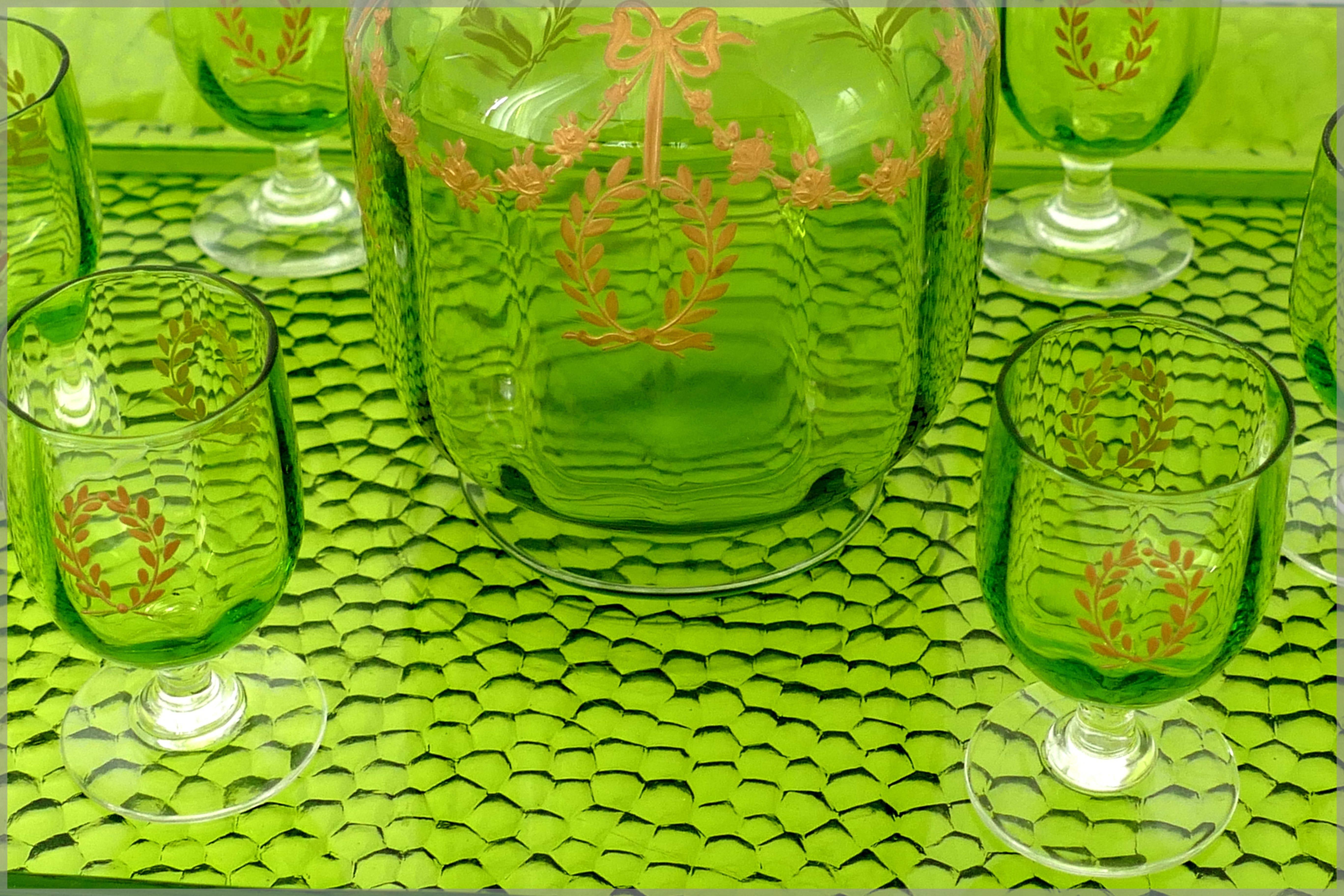 1900 rare Baccarat gold green chartreuse crystal liquor or aperitif service eight pieces.

Very rare service crystal Baccarat liqueur, green chartreuse in neoclassical style decor painted gold. This service consists of a decanter, six glasses and