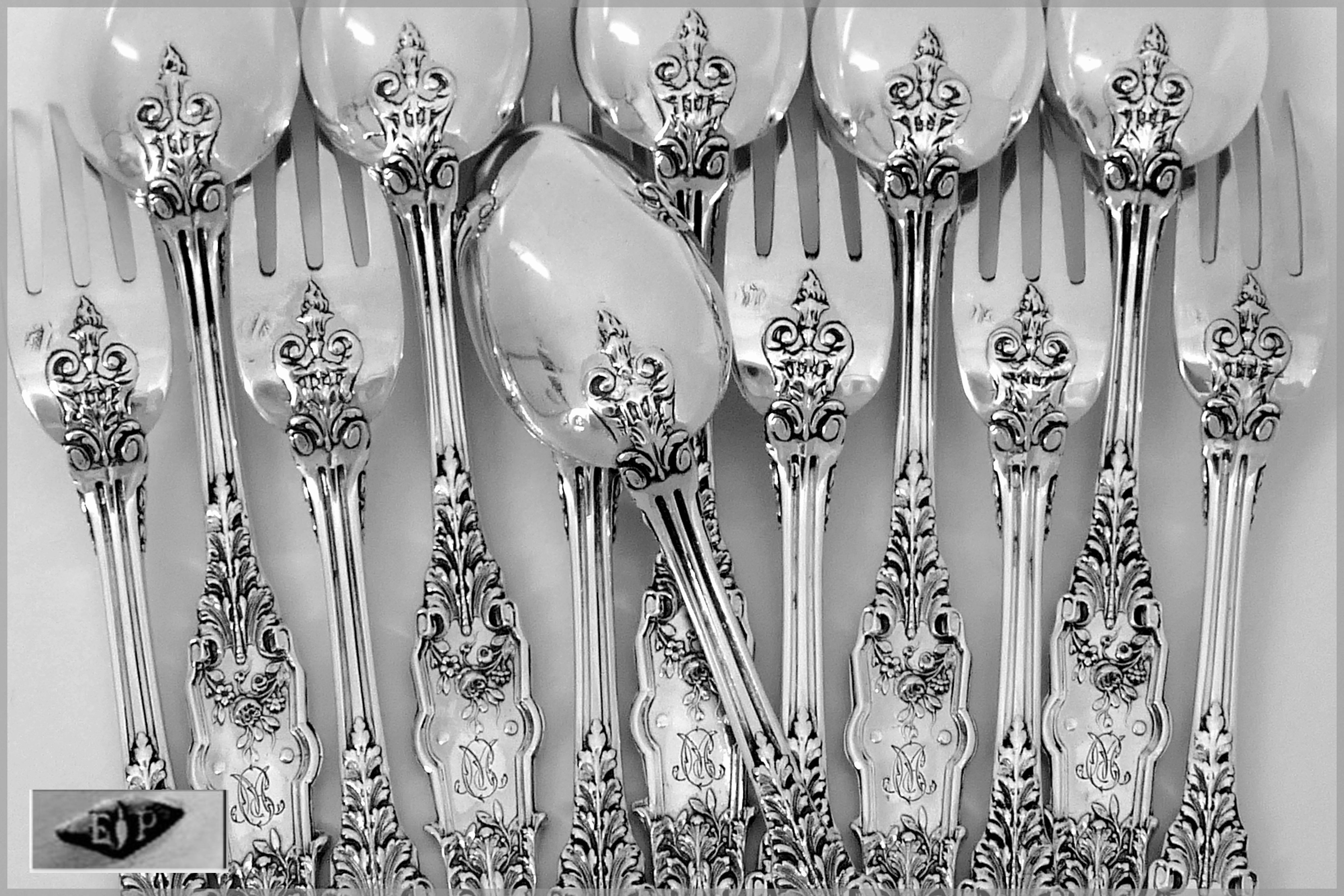 Puiforcat Rare French Sterling Silver Flatware Set of 12 Pieces Acanthus In Good Condition For Sale In TRIAIZE, PAYS DE LOIRE