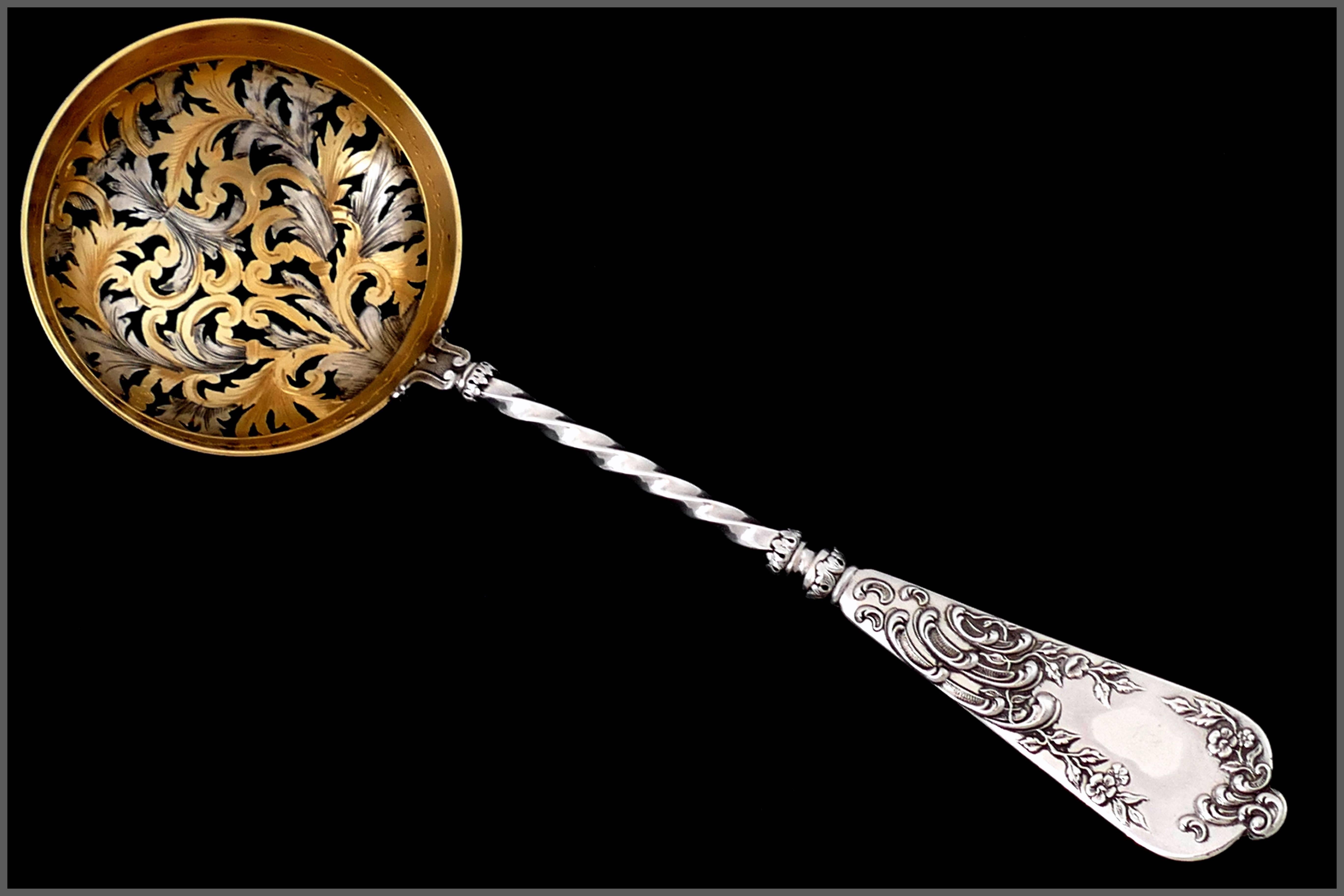 Gabert Rare French Sterling Silver 18-Karat Gold Sugar Sifter Spoon Rococo In Excellent Condition In TRIAIZE, PAYS DE LOIRE