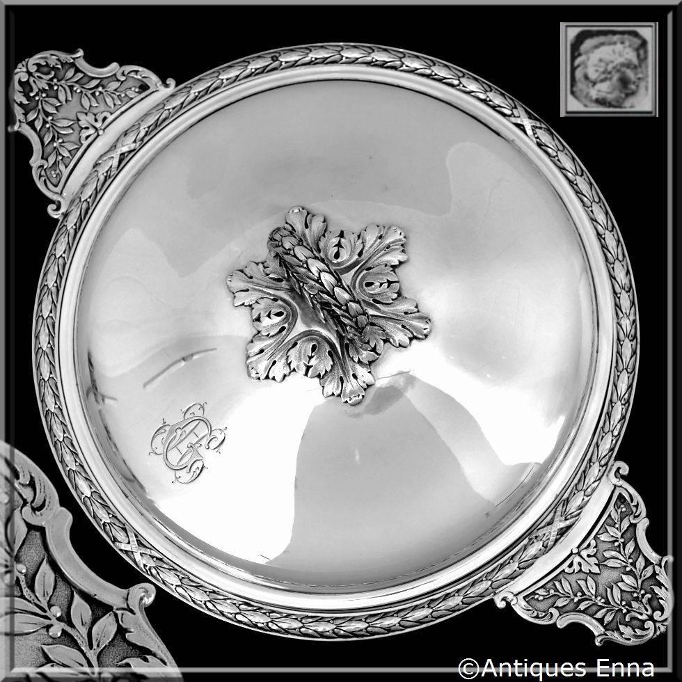 Fabulous French sterling silver Ecuelle, covered serving dish / tureen neoclassical.

Exceptional neoclassical pattern for this covered dish / tureen / vegetable dish in sterling silver. Finesse of design and quality of execution rarely seen. 

Head