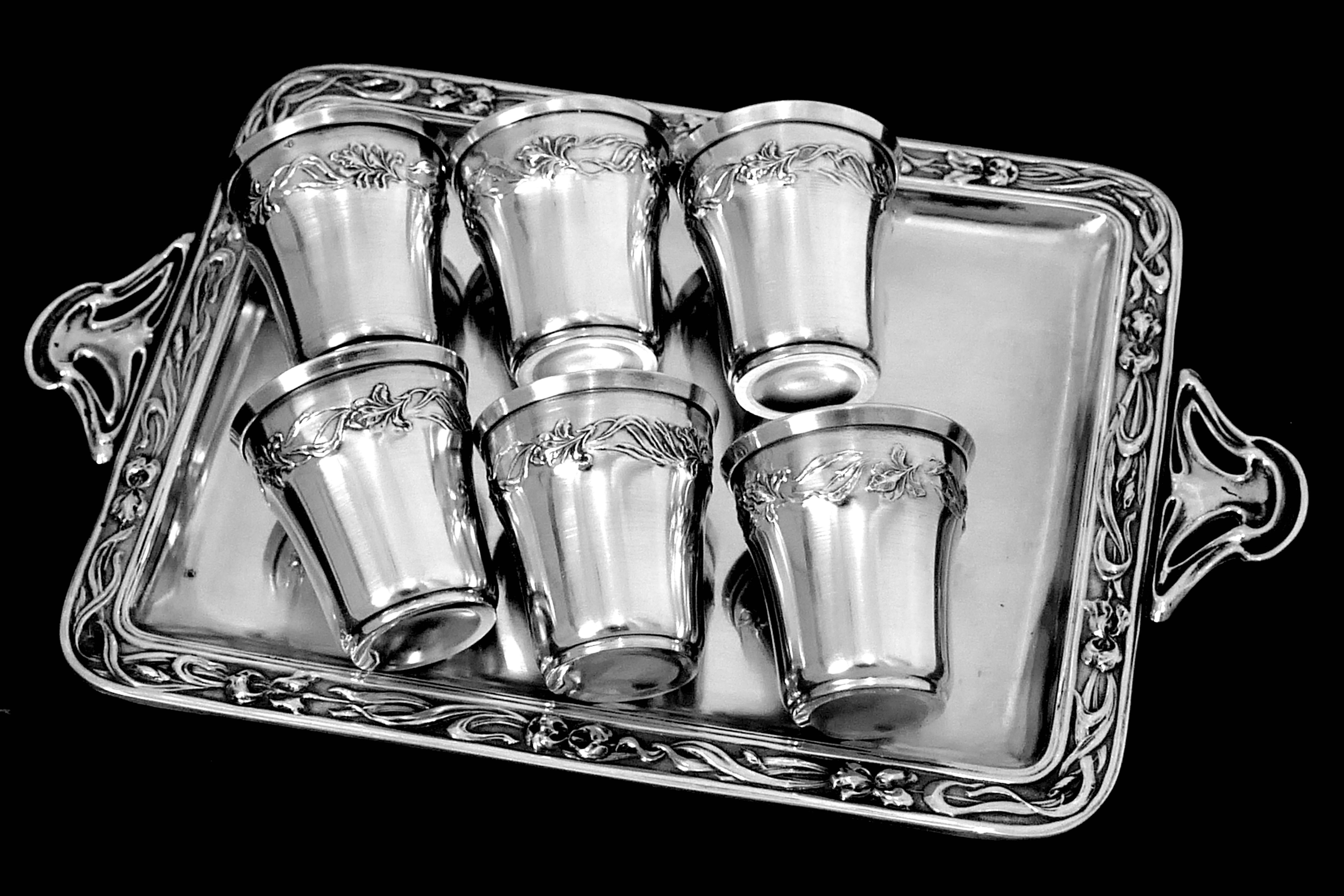 Rare French sterling silver 18-karat gold liquor cups original tray and box Iris In Excellent Condition In TRIAIZE, PAYS DE LOIRE
