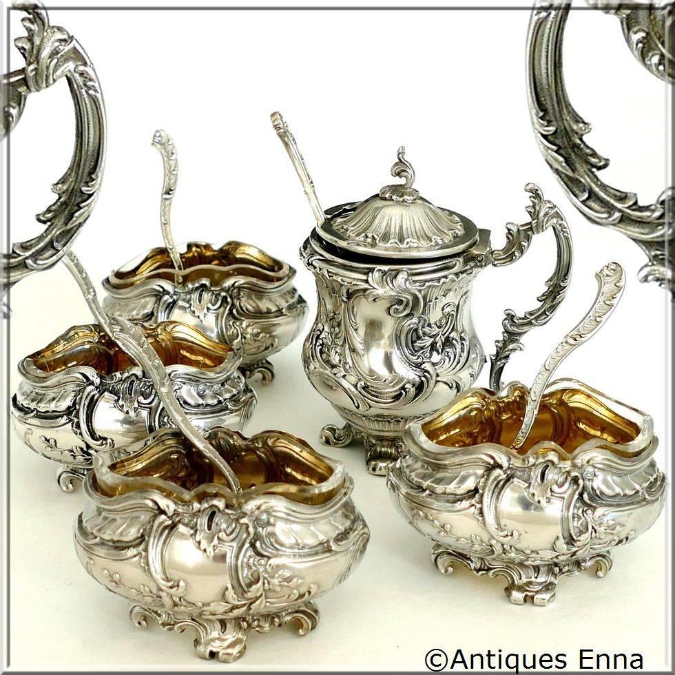 Rare French sterling silver gold 18-karat condiment set, salt cellars, mustard pot

This is a stunning set comprised of four salt cellars and one mustard pot. This set is presented with its five original spoons. Finished with gilt vermeil interiors