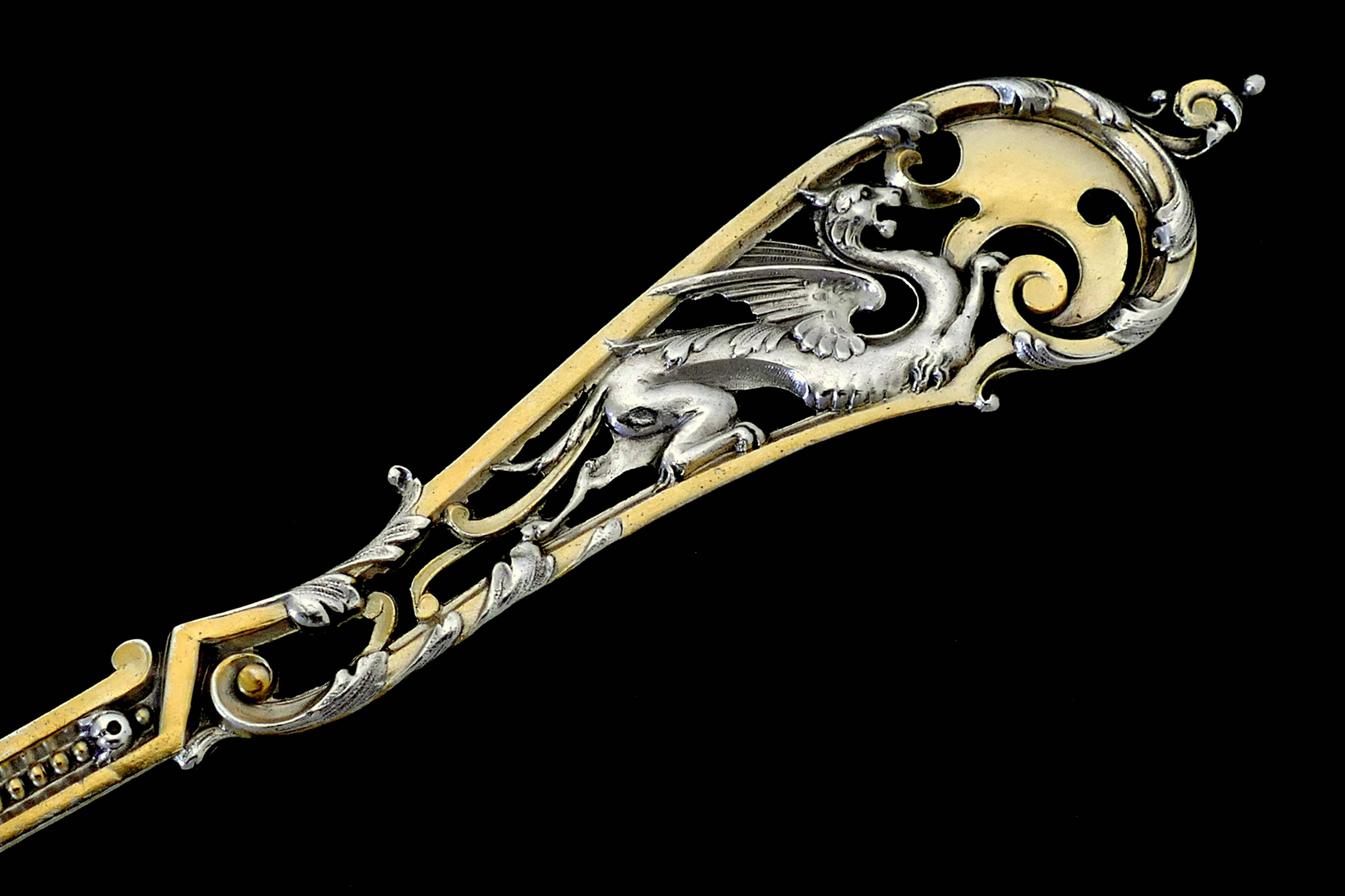 Soufflot Masterpiece Sterling Silver 18 Karat Gold Sugar Sifter Spoon Dragon In Excellent Condition In TRIAIZE, PAYS DE LOIRE