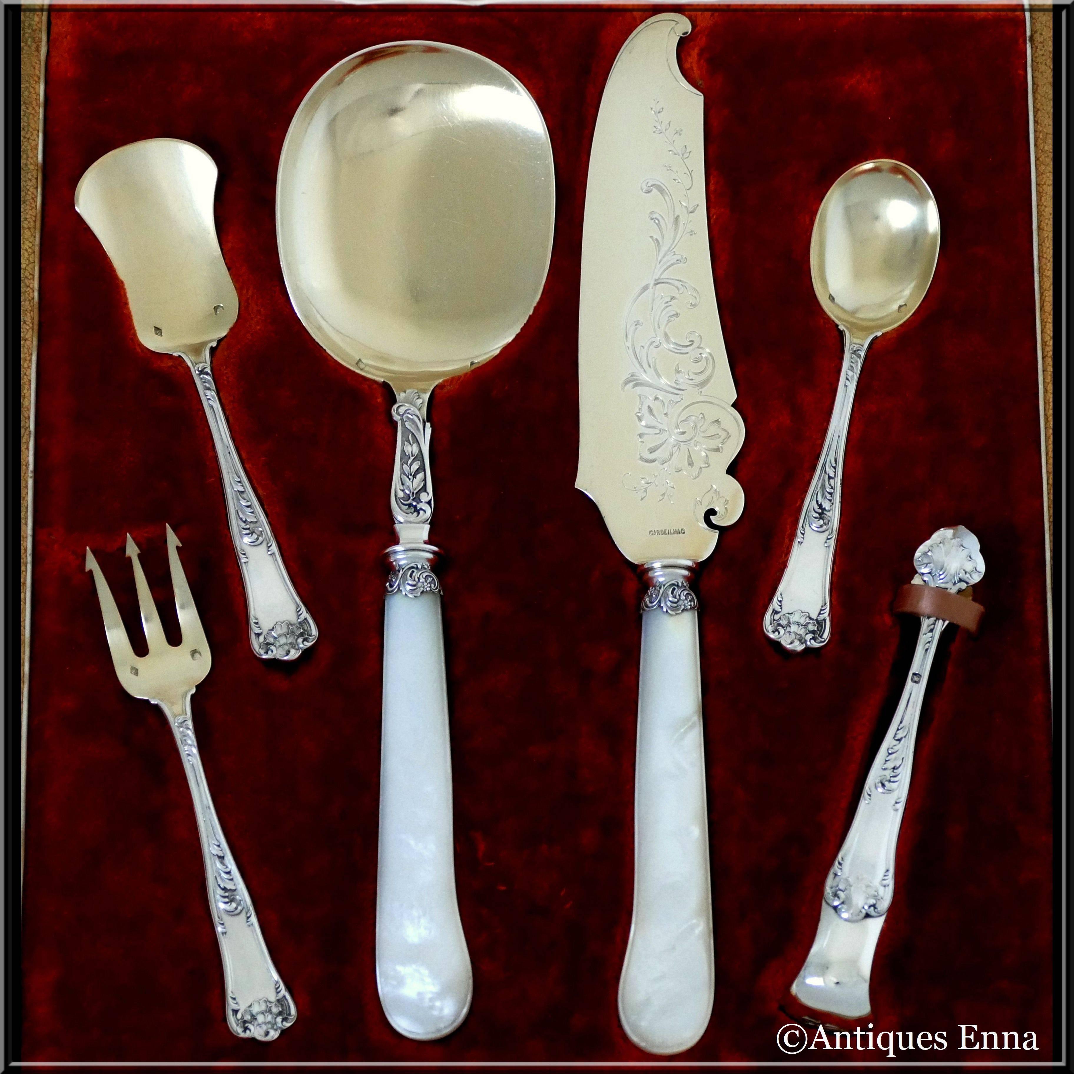 A set of truly exceptional quality, for the richness of its decoration, its form and sculpting. The set includes an ice cream set two pieces and a dessert set four pieces. It is extremely rare to find a service as complete, probably a special order.
