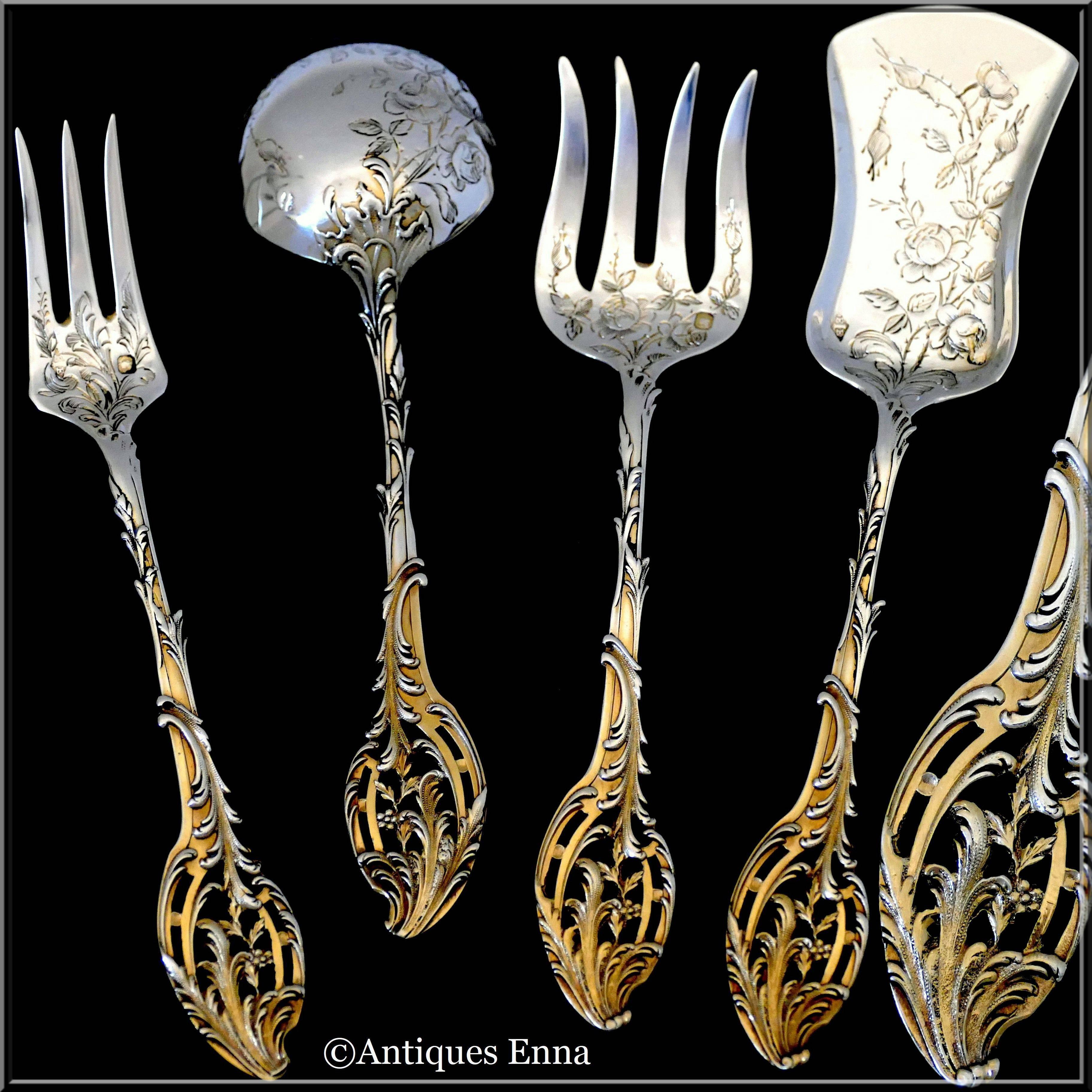 An exceptional set from the point of view of its design but also for the multicolored which is itself quite rare as well as the contrast between the details gilded with 18-carat gold and the background. The handles are pierced and decorated with