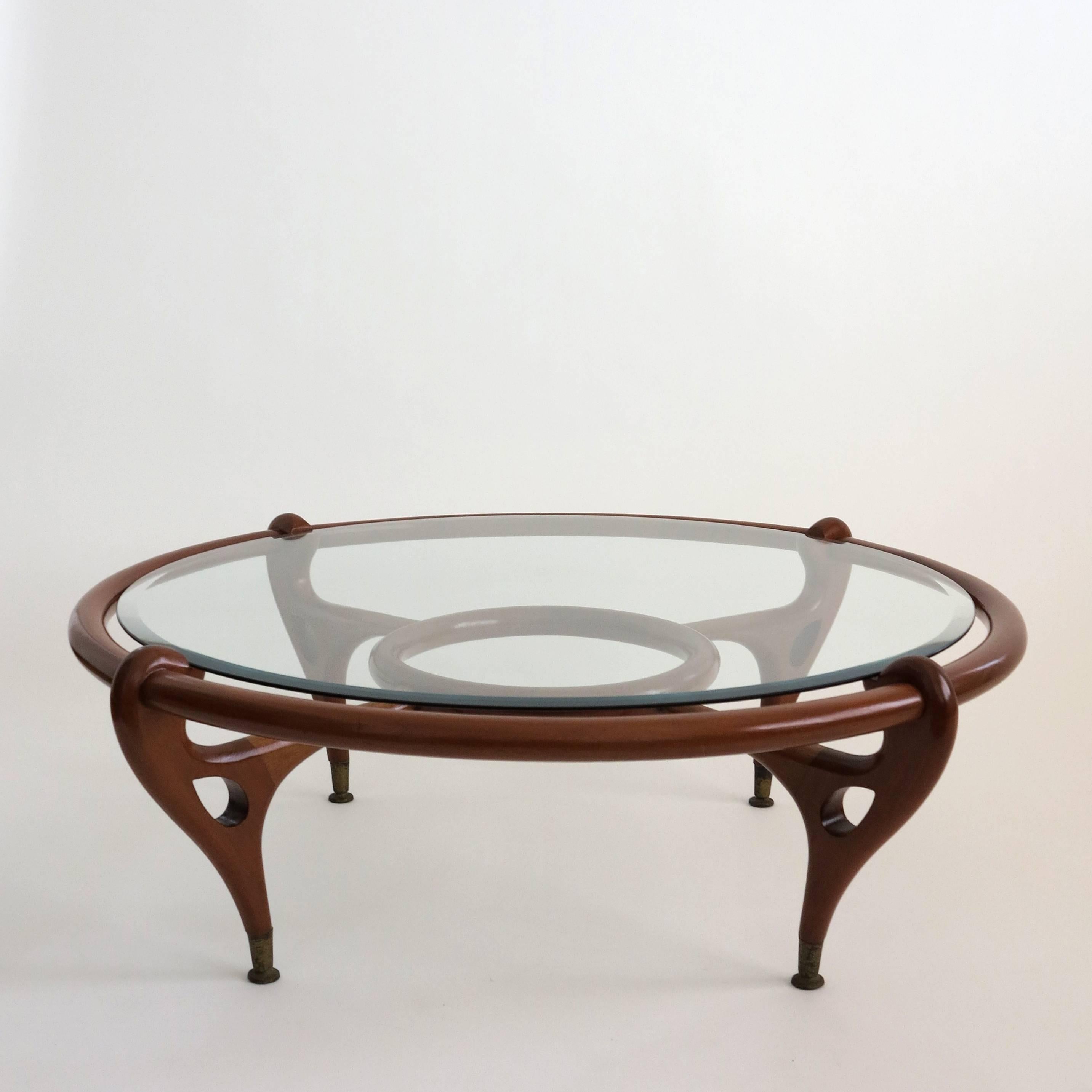 Elegant coffee table made in mahogany wood, with brass sabots and top of beveled glass, attributed to Eugenio Escudero.