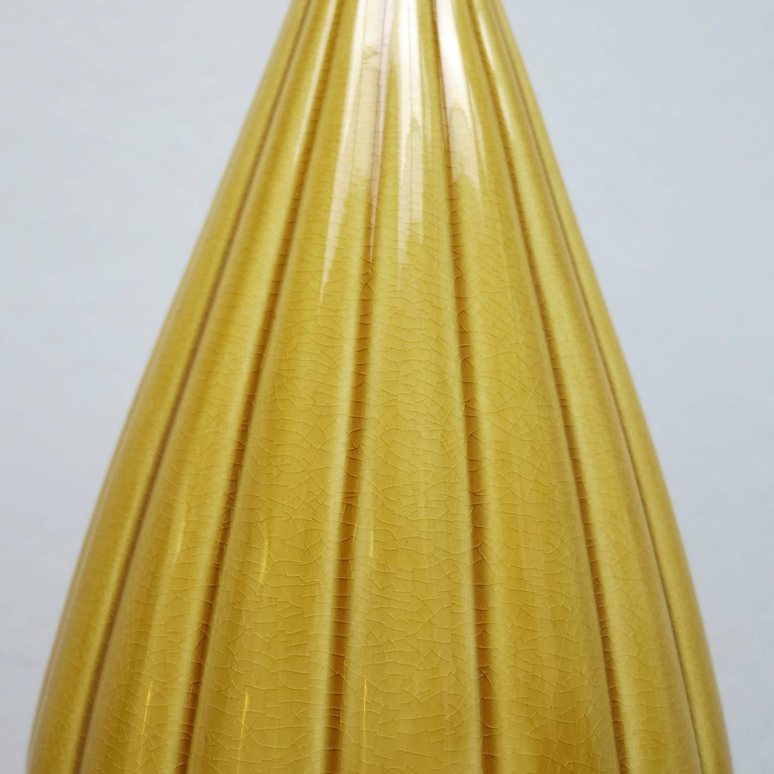 Table Lamp Manufactured in Yellow Colored Porcelain, circa 1960 In Excellent Condition For Sale In MEXICO CITY, CDMX