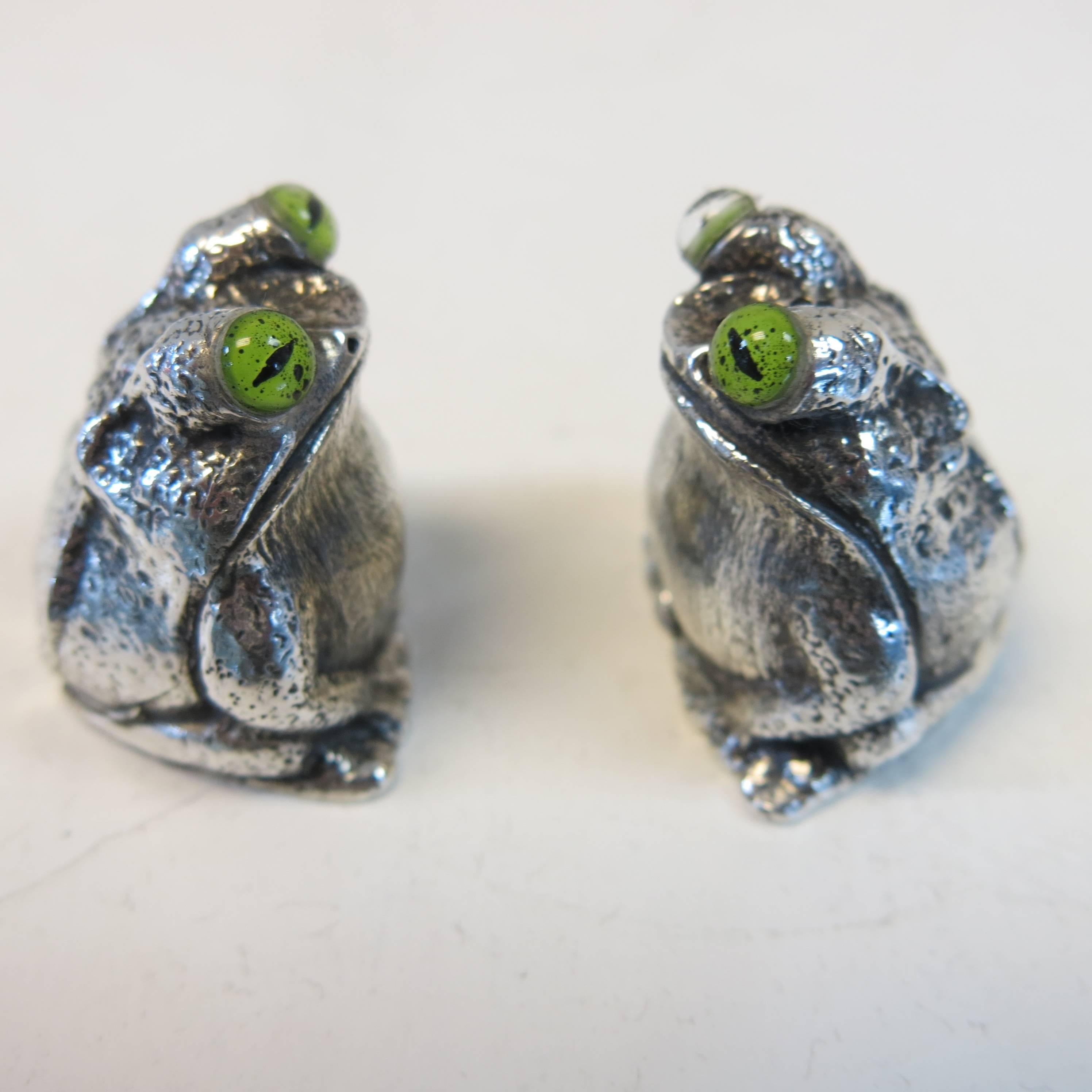 English, sterling silver, hallmarked salt and pepper frogs. Great quality and condition. Novel and decorative.