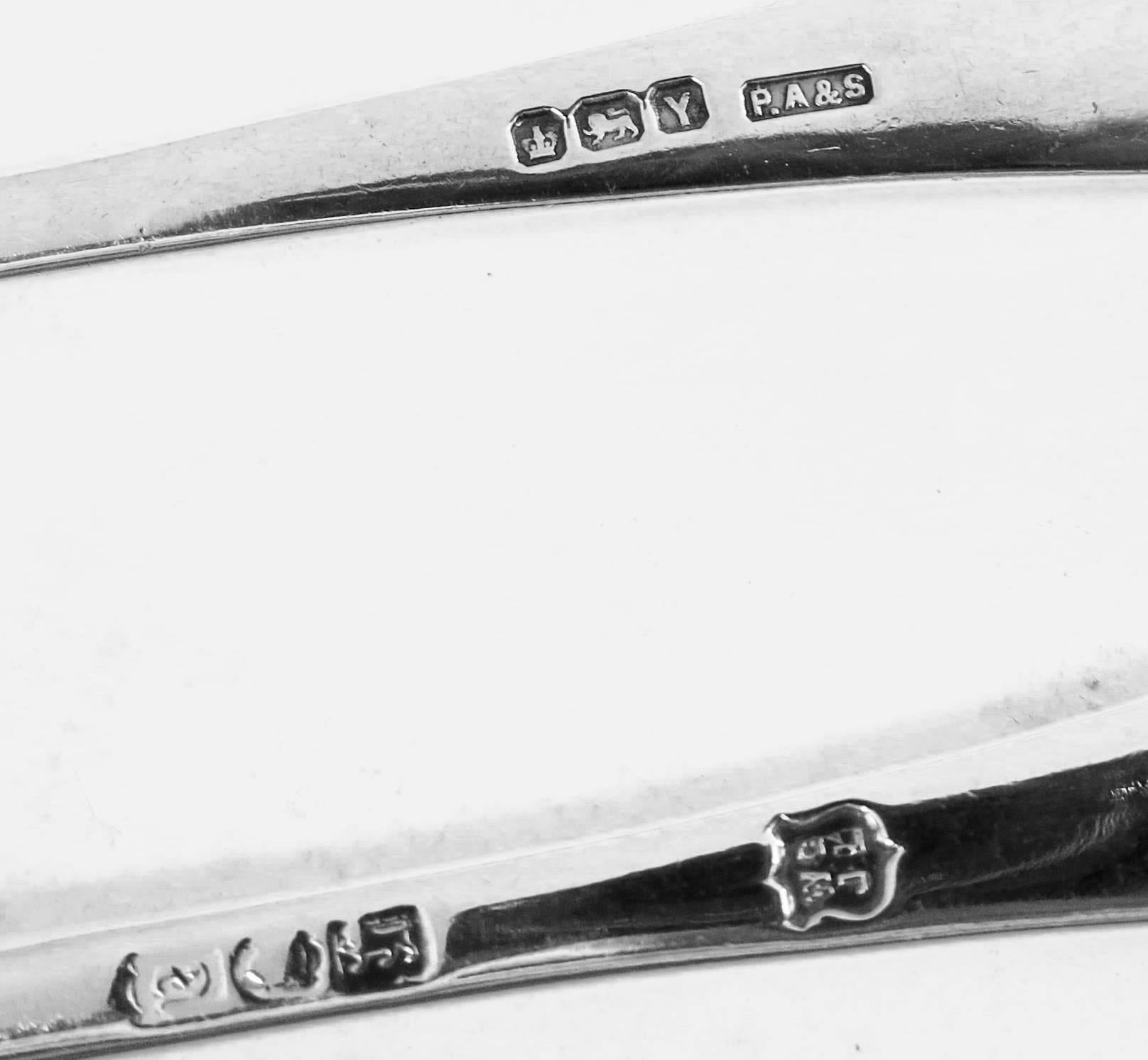 Set for 12 people in the Old English pattern. Set consists of the following
12 table spoons approx. 8.5