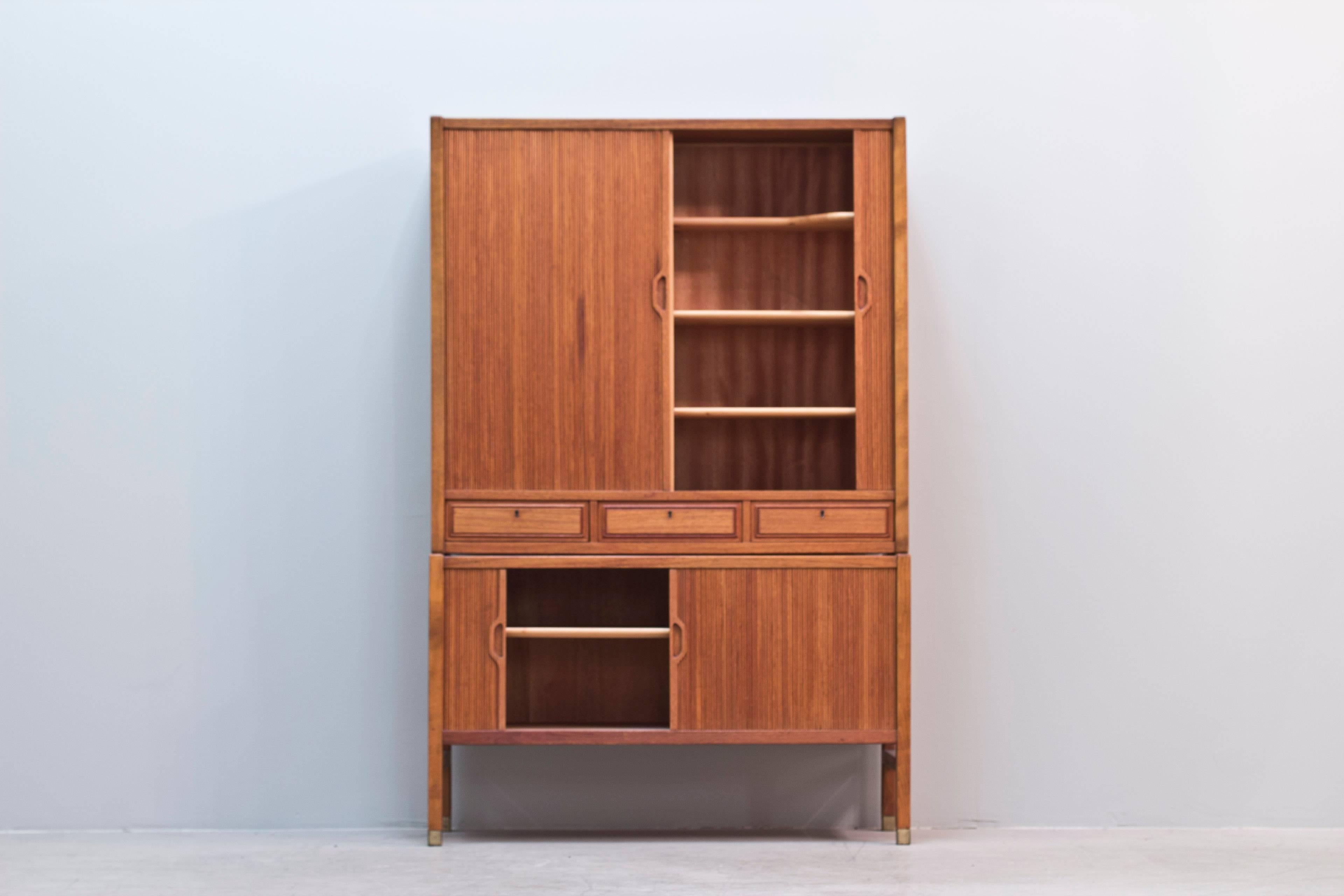 Cabinet with beautiful crafted veneer work in teak with oak frame details, legs with brass endings and three front drawers with original key.
Designed by Carl-Axel Acking, maker Bodafors, Sweden.