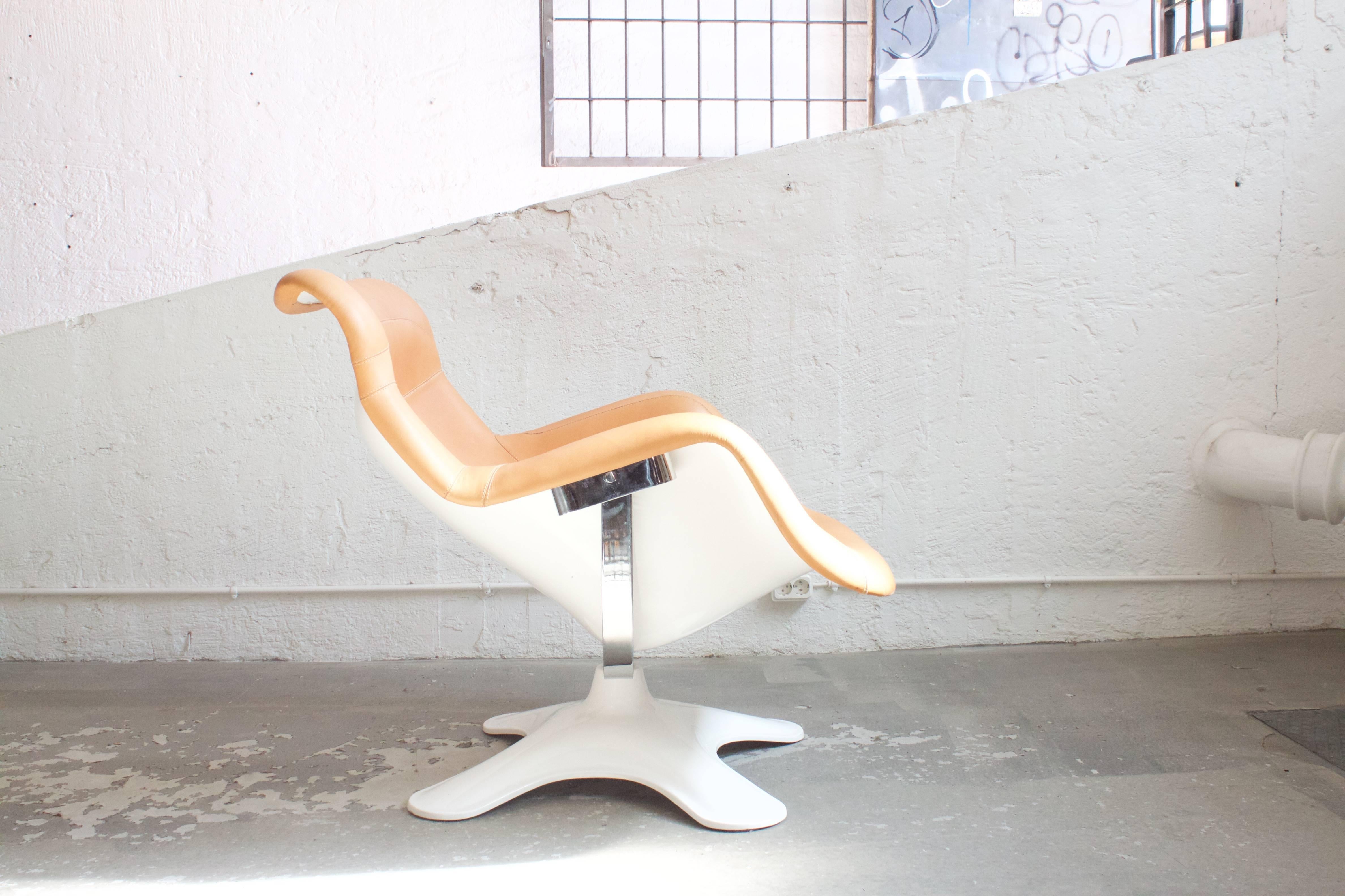 Armchair in white fiberglass with chromed steel frame, upholstered with tan leather. Made by Avarte in 2011.