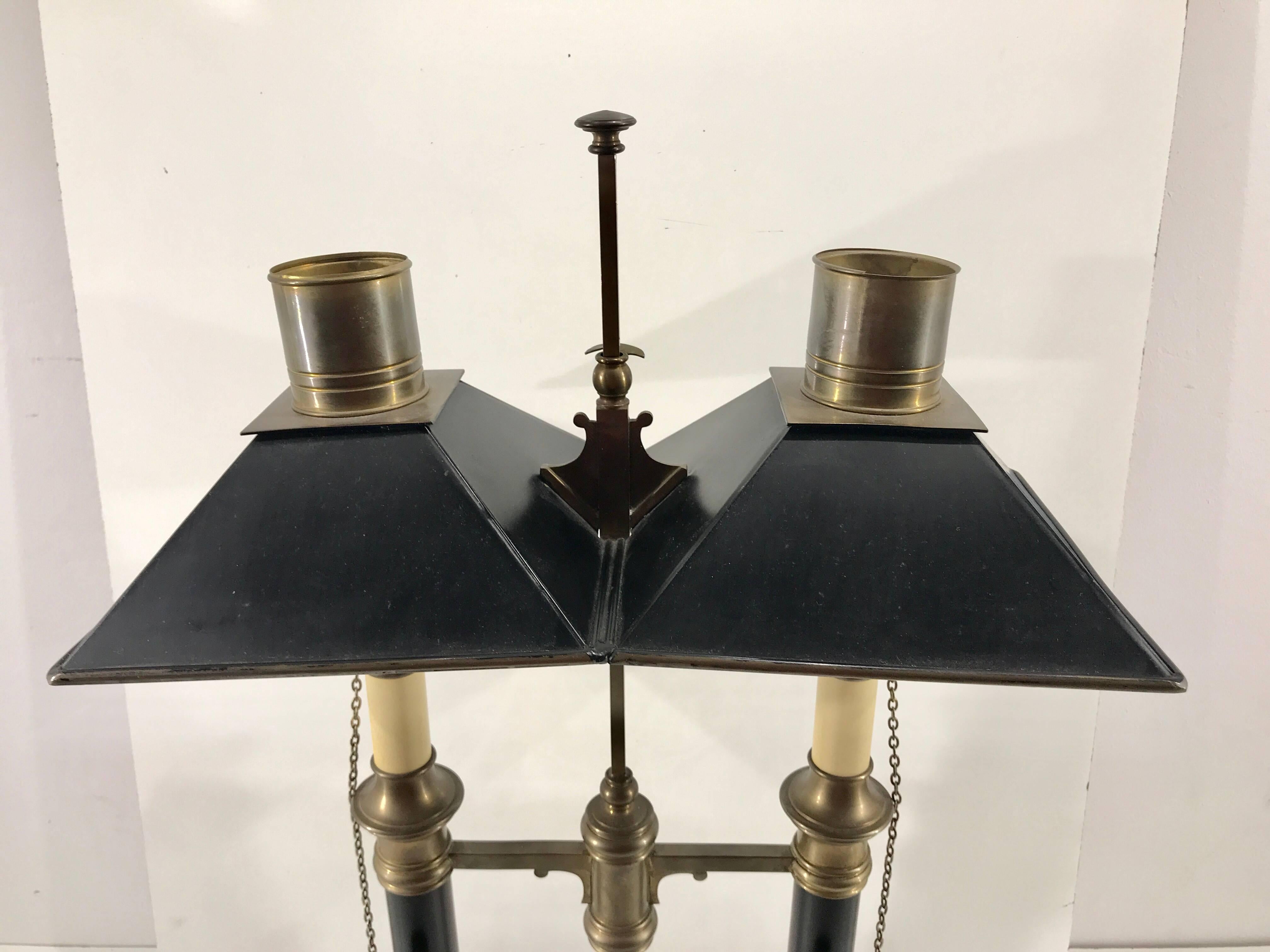 Double bouillotte brass and painted tole lamp. The base measures 9